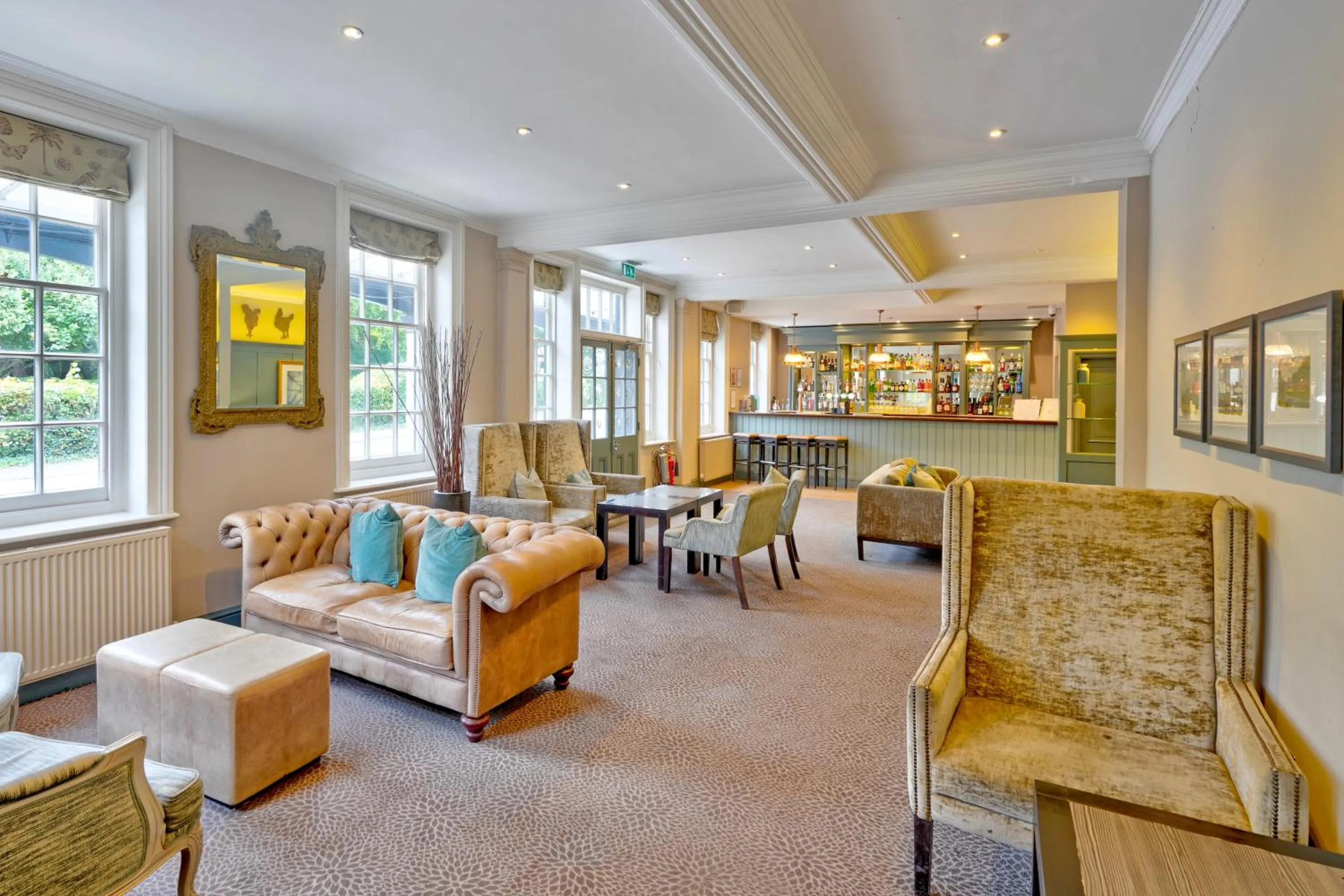 Lounge or bar in Sunday Box Hill Burford Bridge Hotel