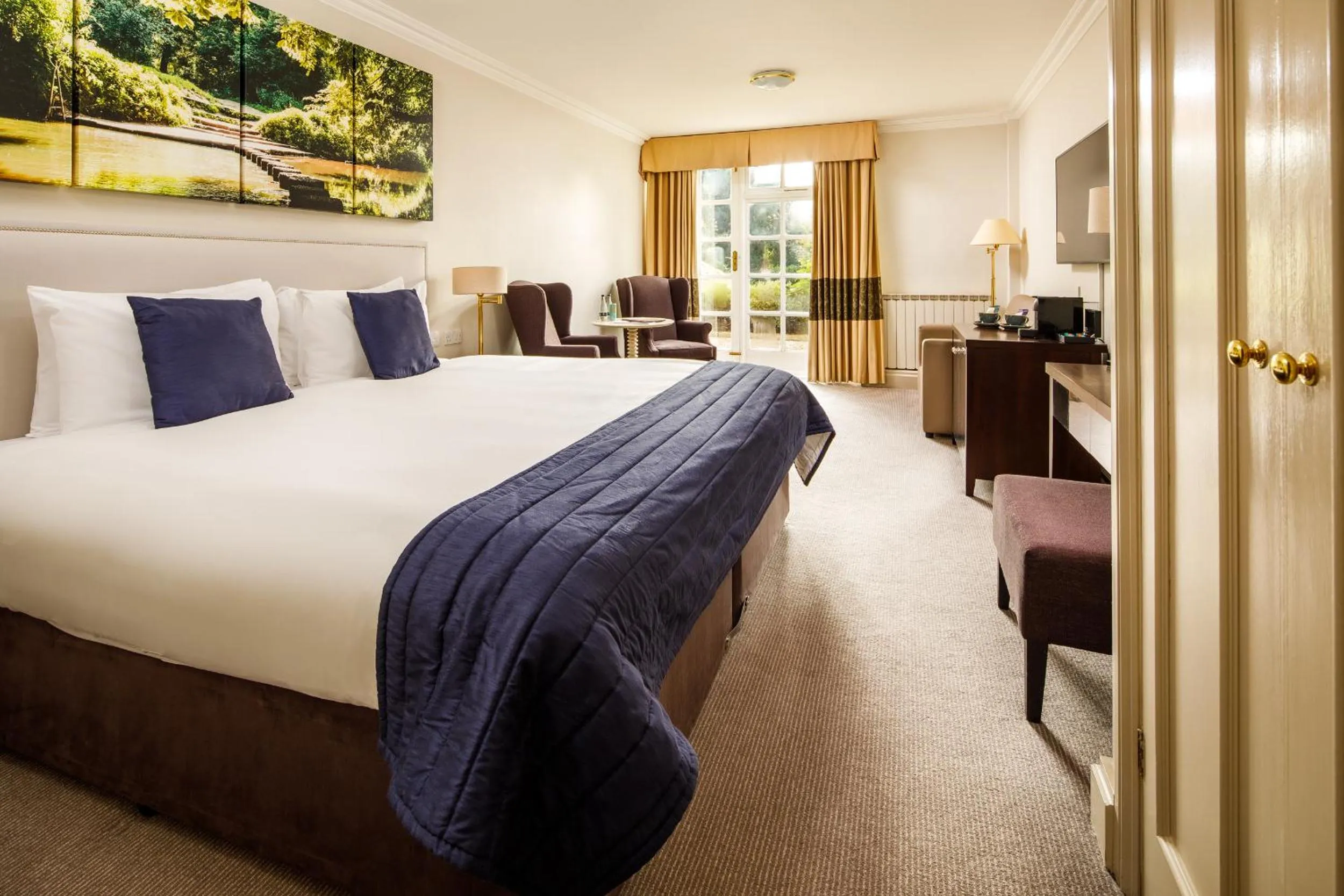 Bedroom, Bed in Sunday Box Hill Burford Bridge Hotel