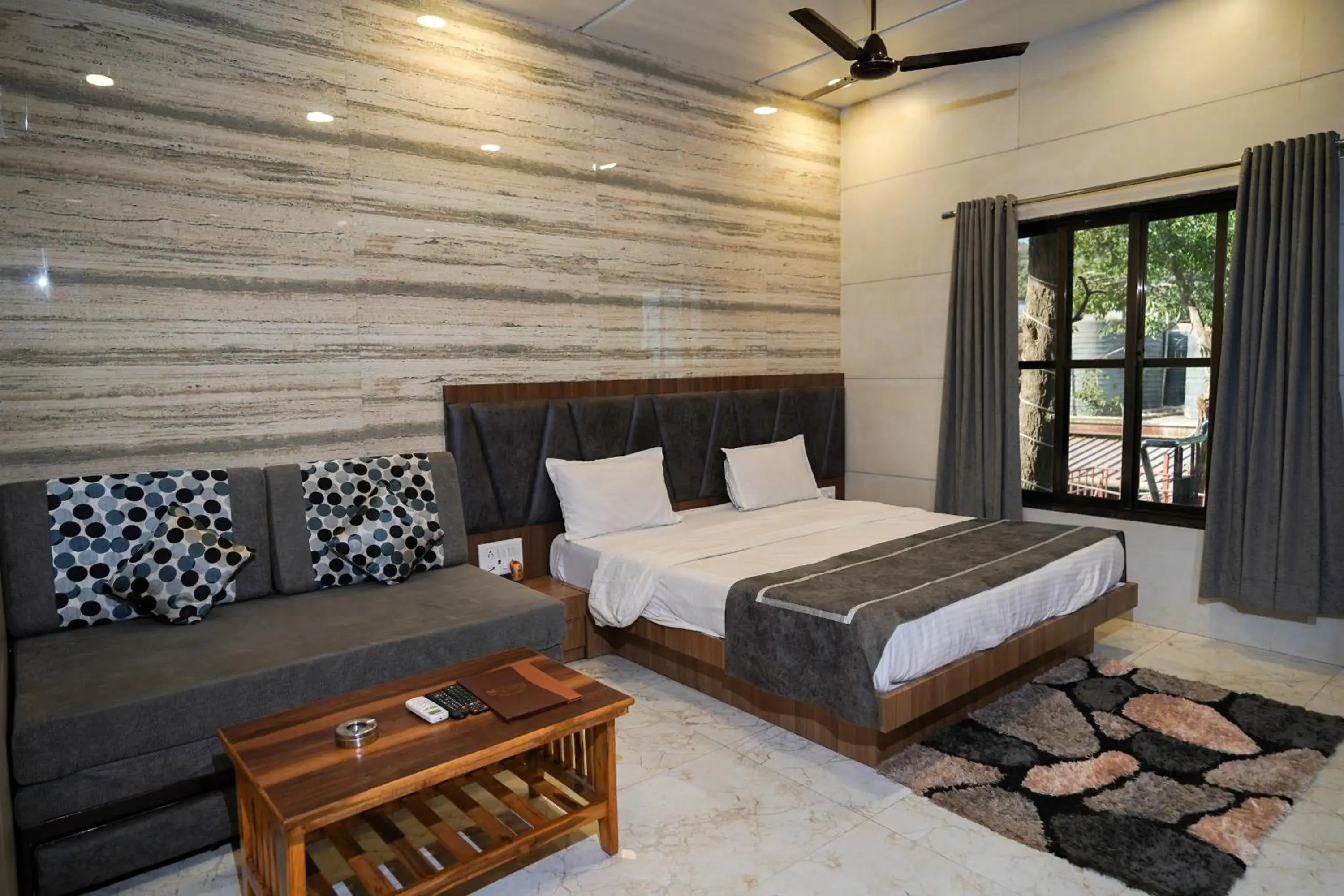 Superior King Room in Hotel Kumar Plaza Superior King Room in Hotel Kumar Plaza