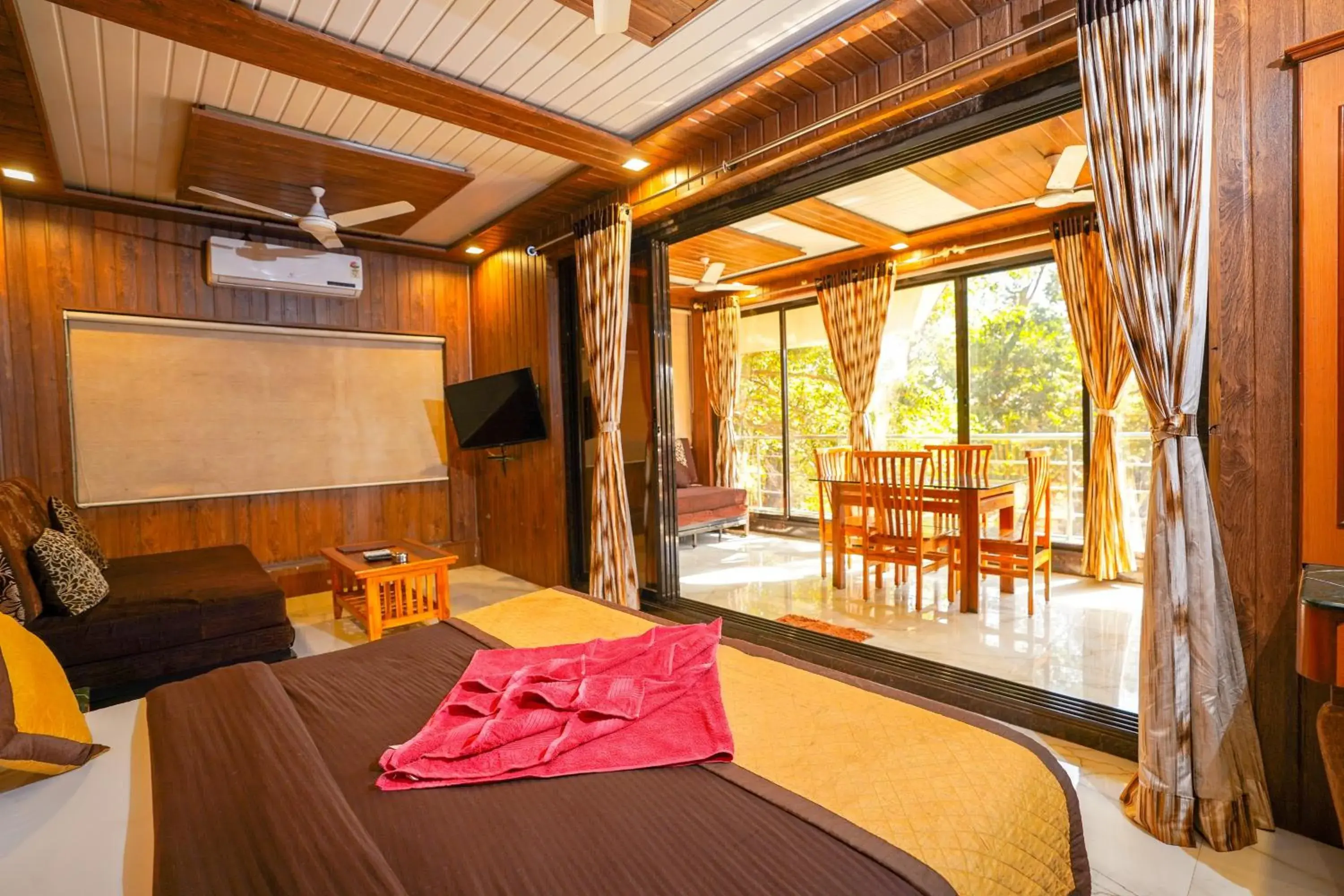 Suite with Balcony in Hotel Kumar Plaza Suite with Balcony in Hotel Kumar Plaza
