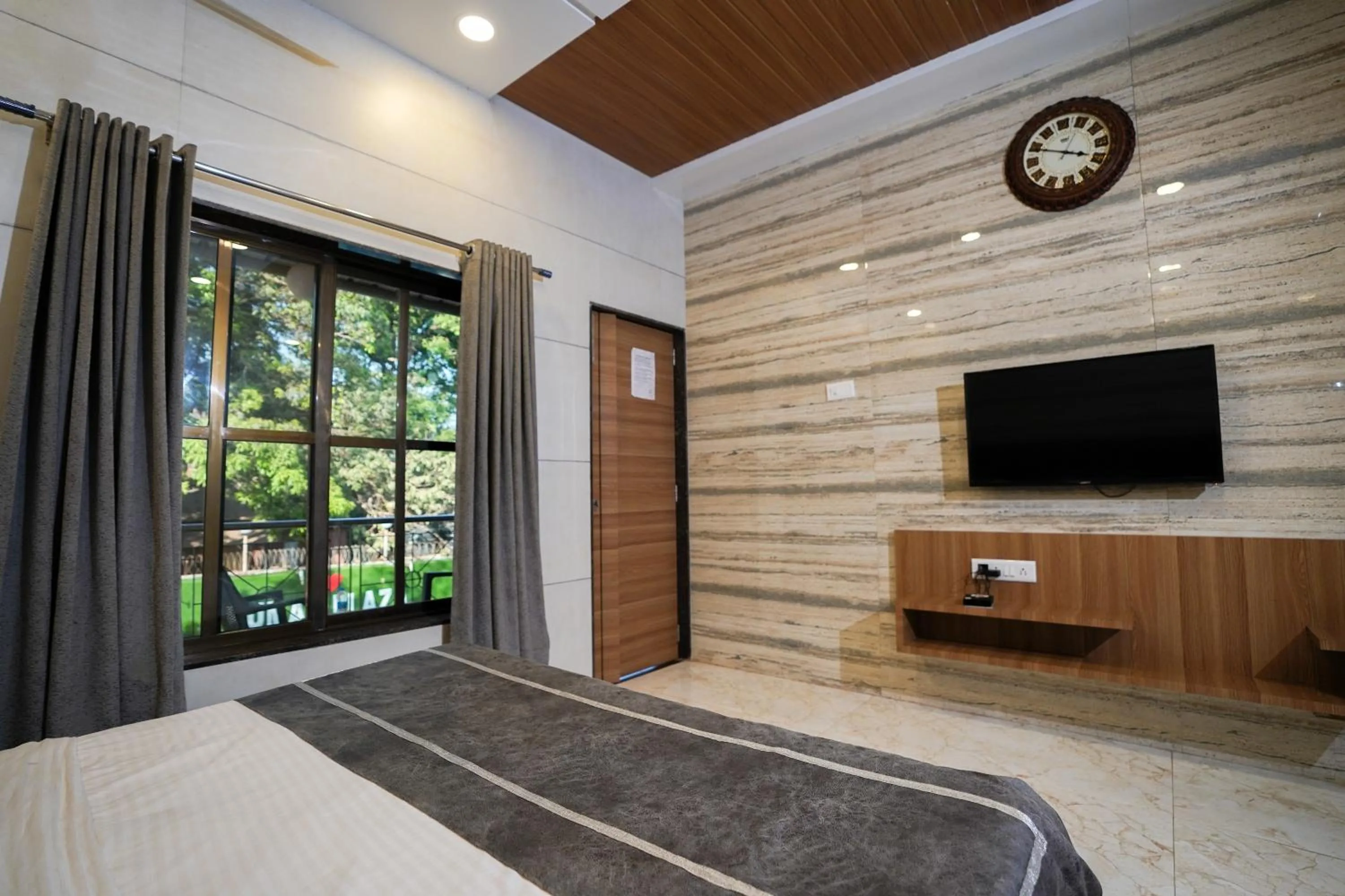 Bed in Hotel Kumar Plaza