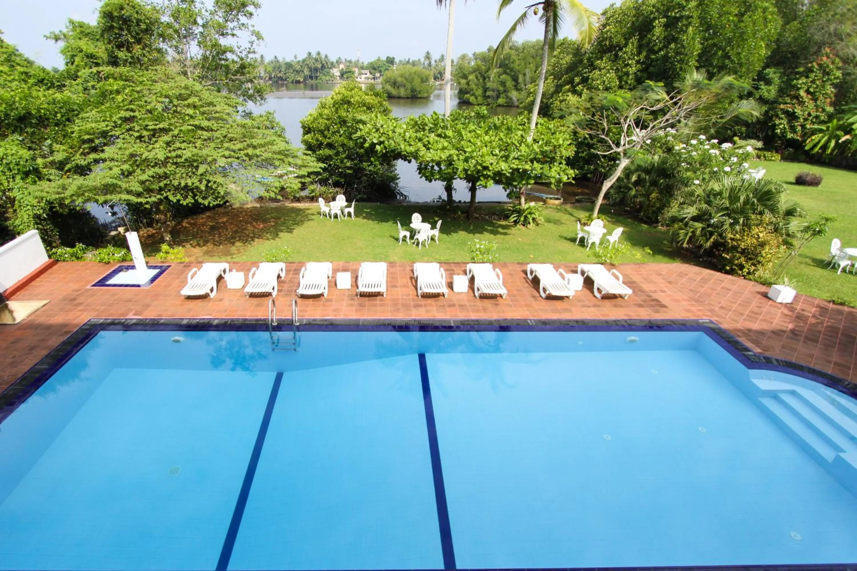 Swimming pool in Waterside Bentota