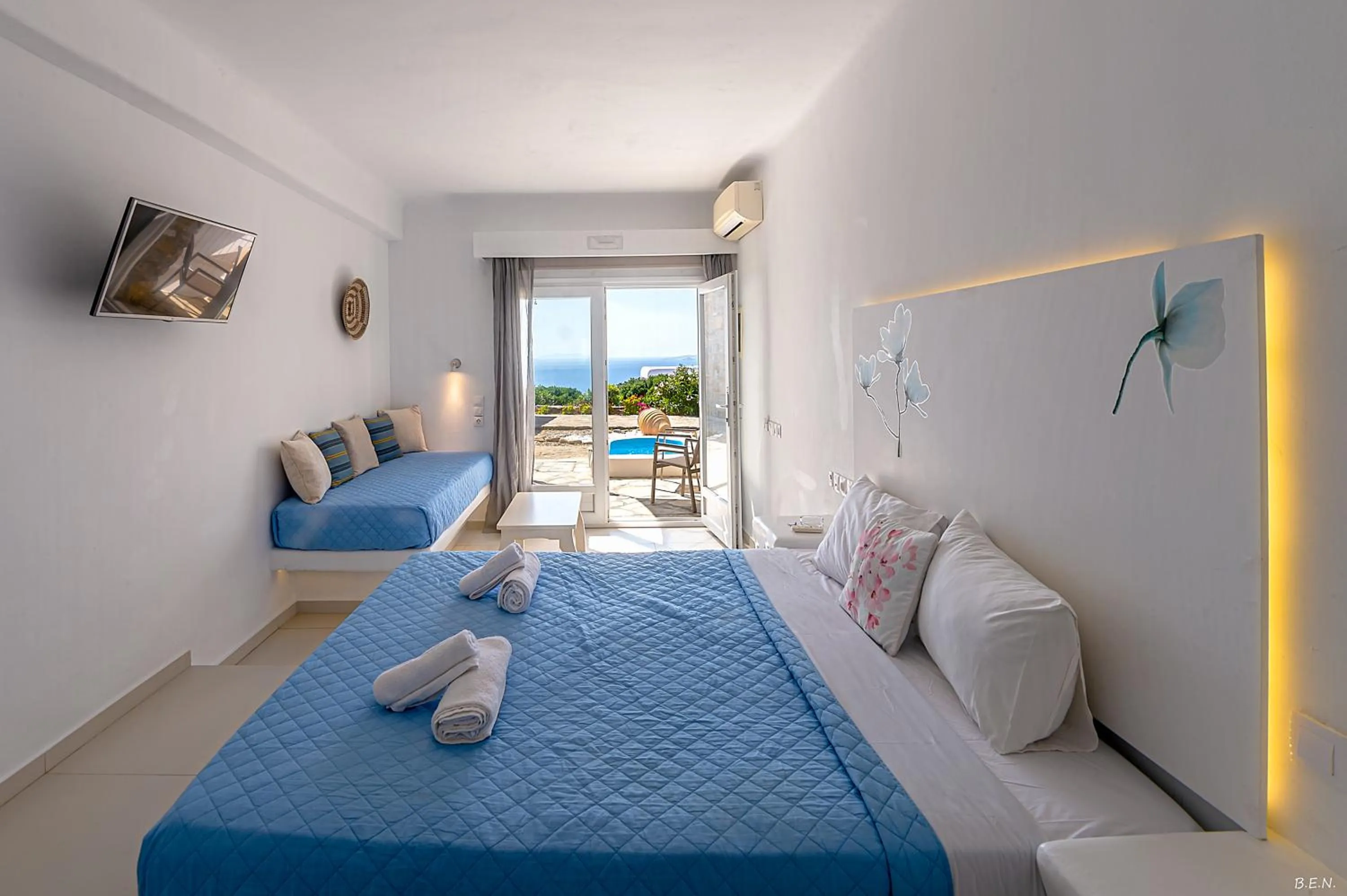 Photo of the whole room, Bed in Manolia View Mykonos