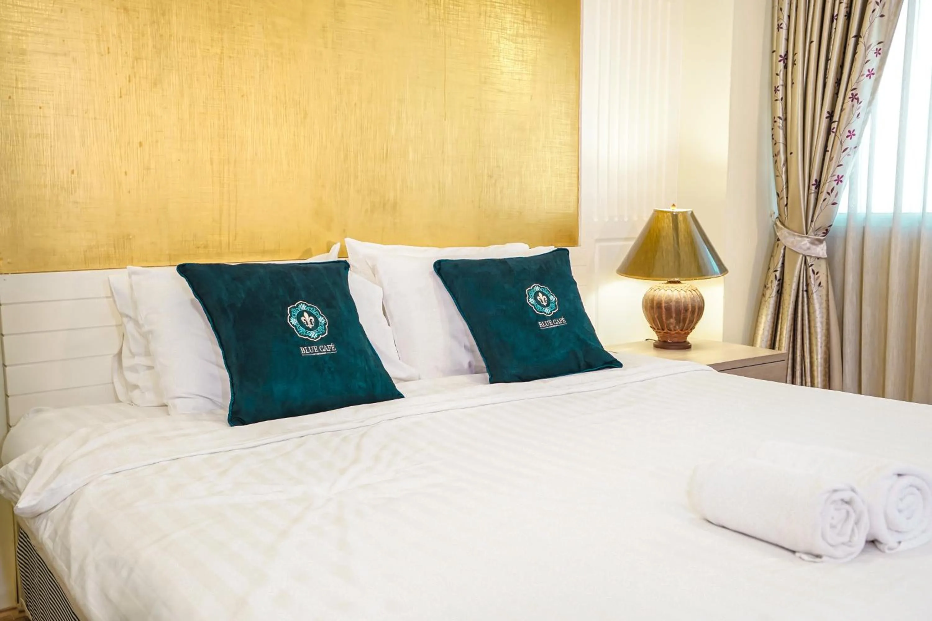 Bed in Blue cafe Apartments