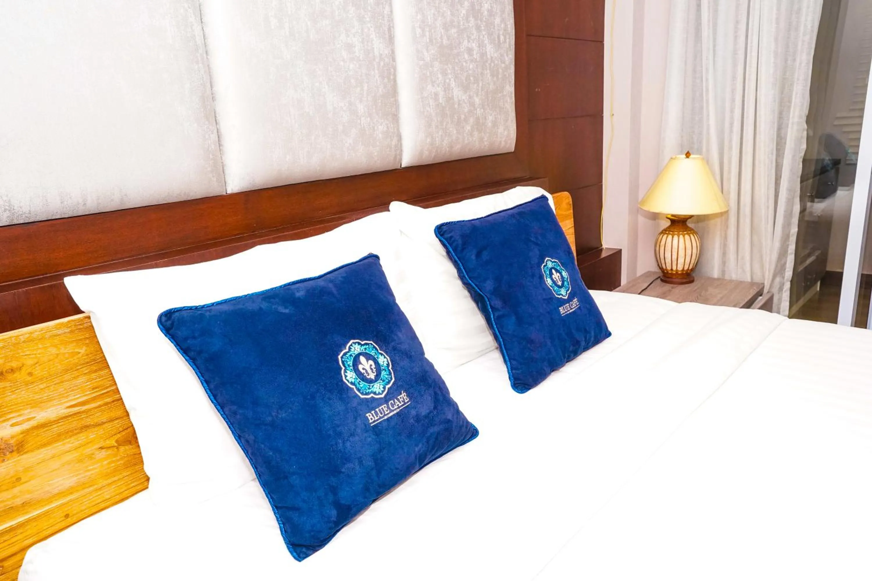 Bed in Blue cafe Apartments