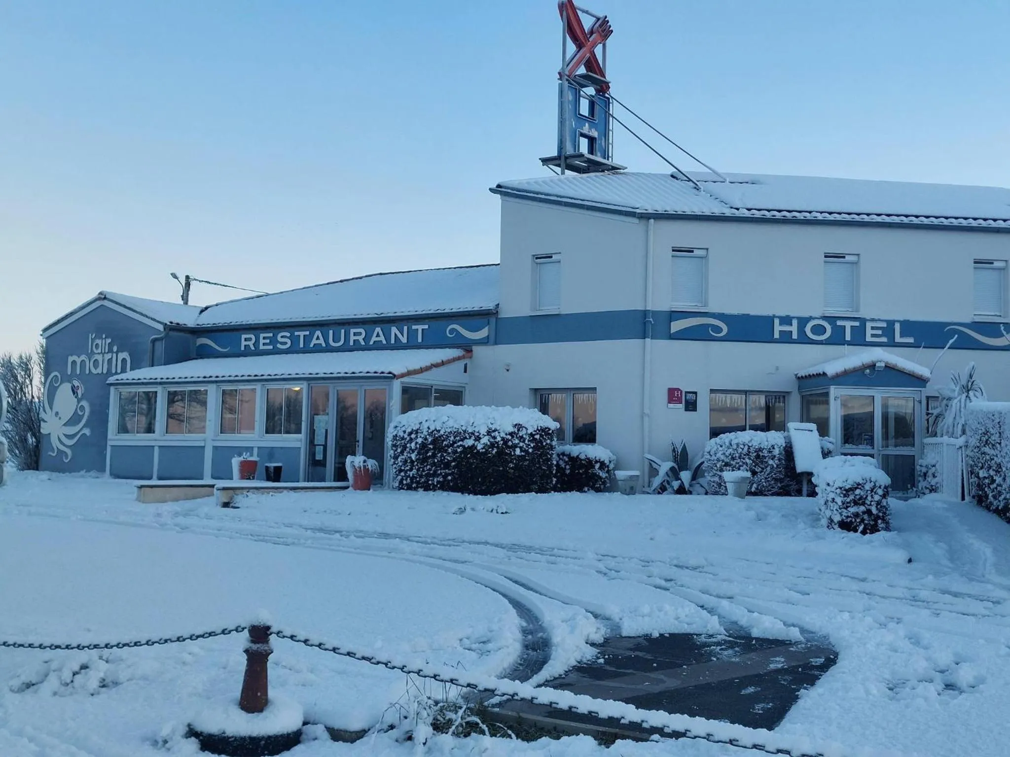Facade/entrance in Logis Hôtel L'Air Marin