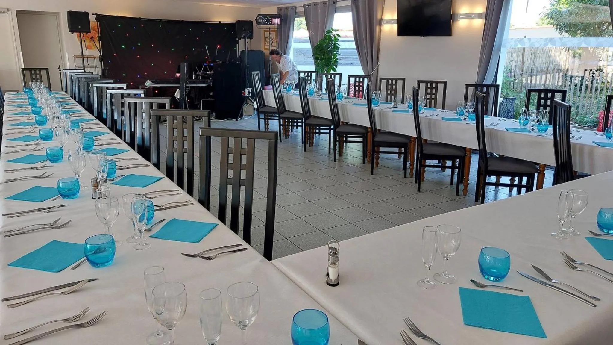 Evening entertainment in Logis Hôtel L'Air Marin