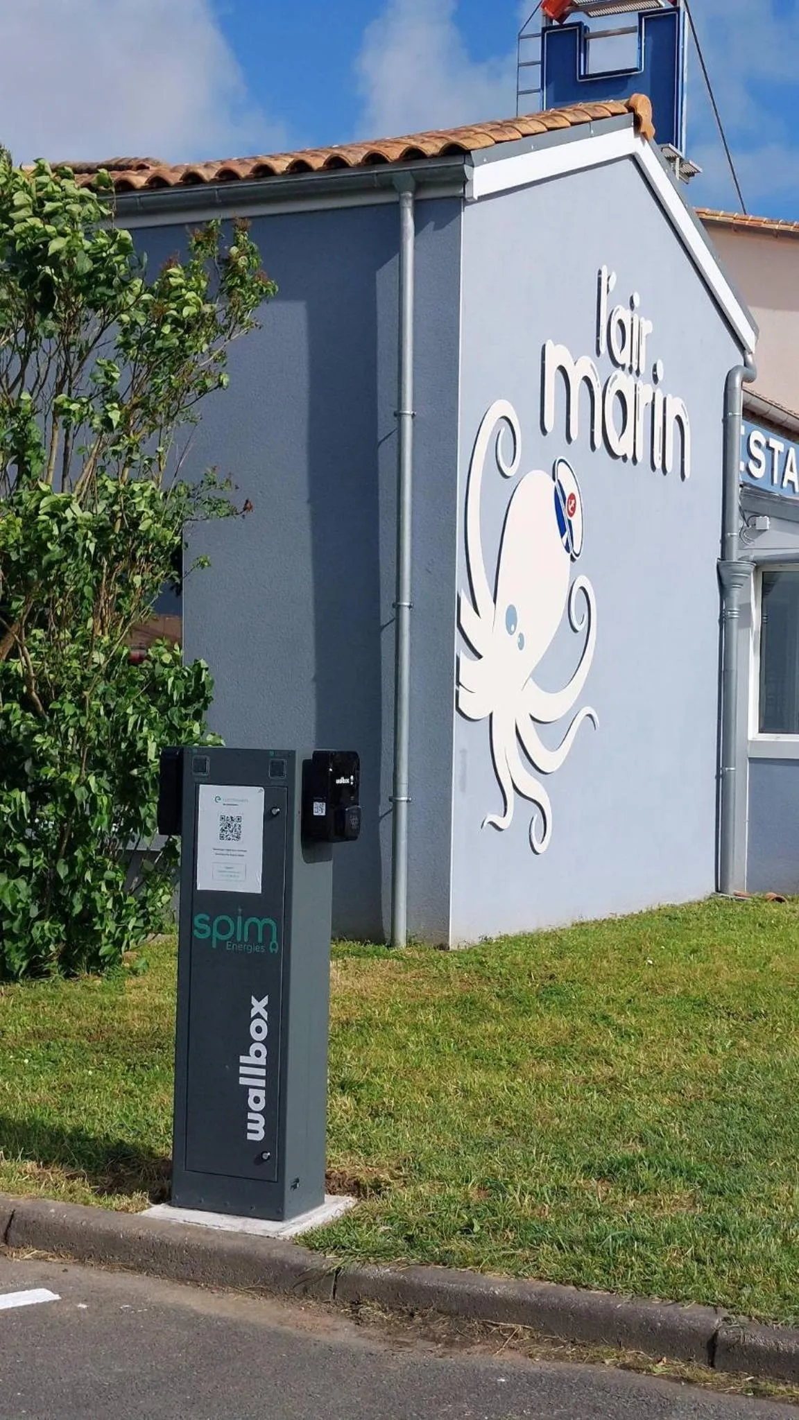 Facade/entrance in Logis Hôtel L'Air Marin