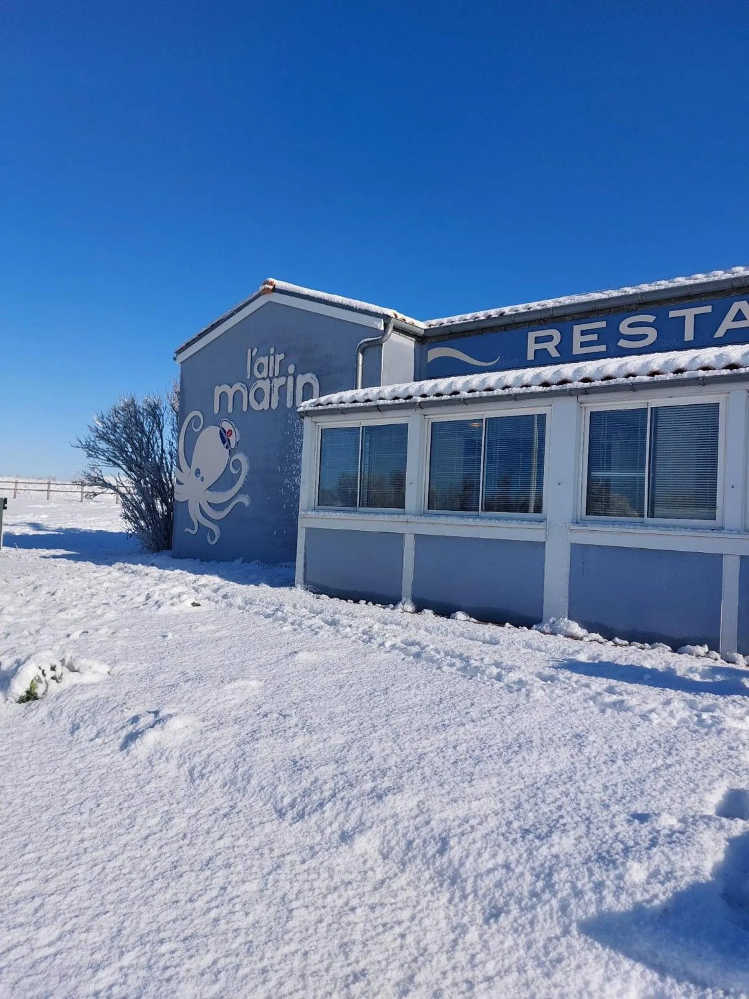 Facade/entrance in Logis Hôtel L'Air Marin