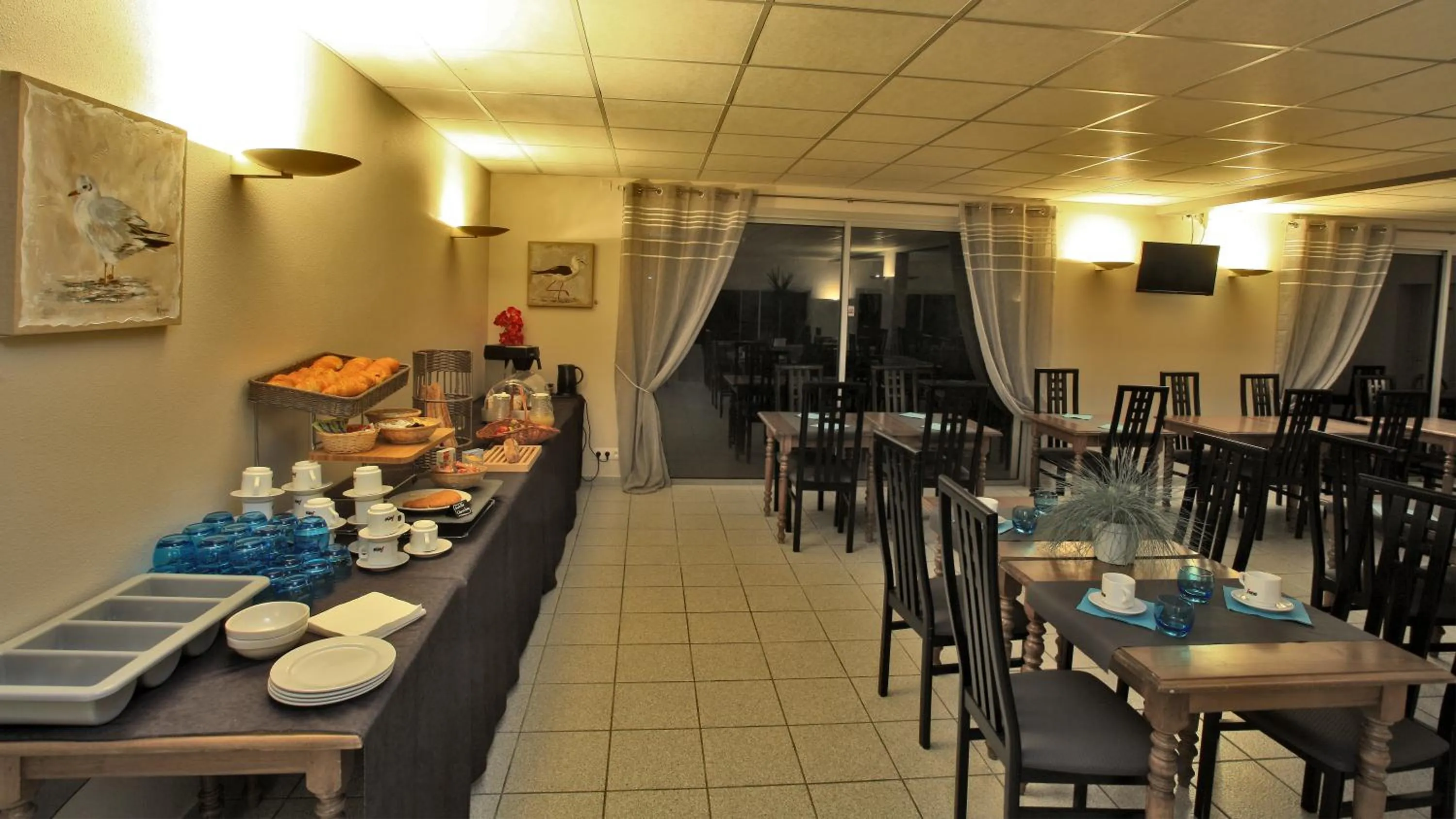 Buffet breakfast in Logis Hôtel L'Air Marin