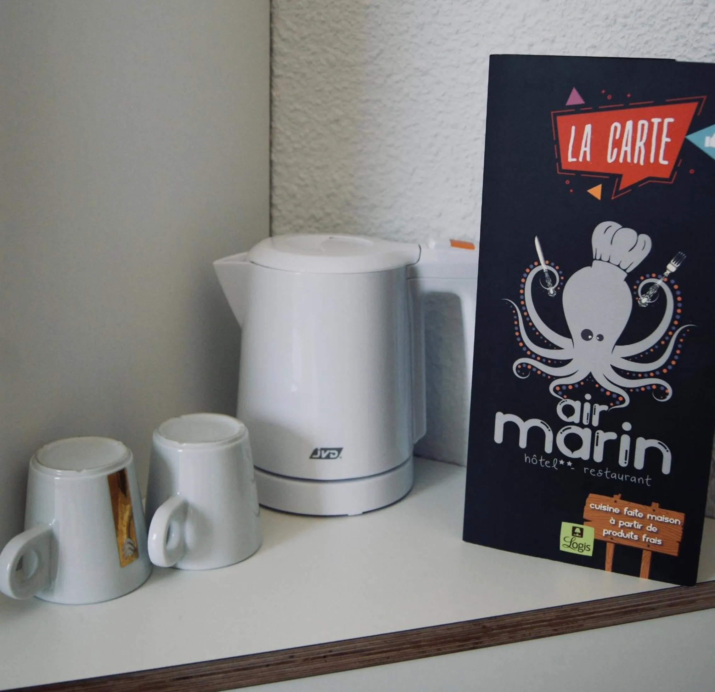 Coffee/tea facilities in Logis Hôtel L'Air Marin