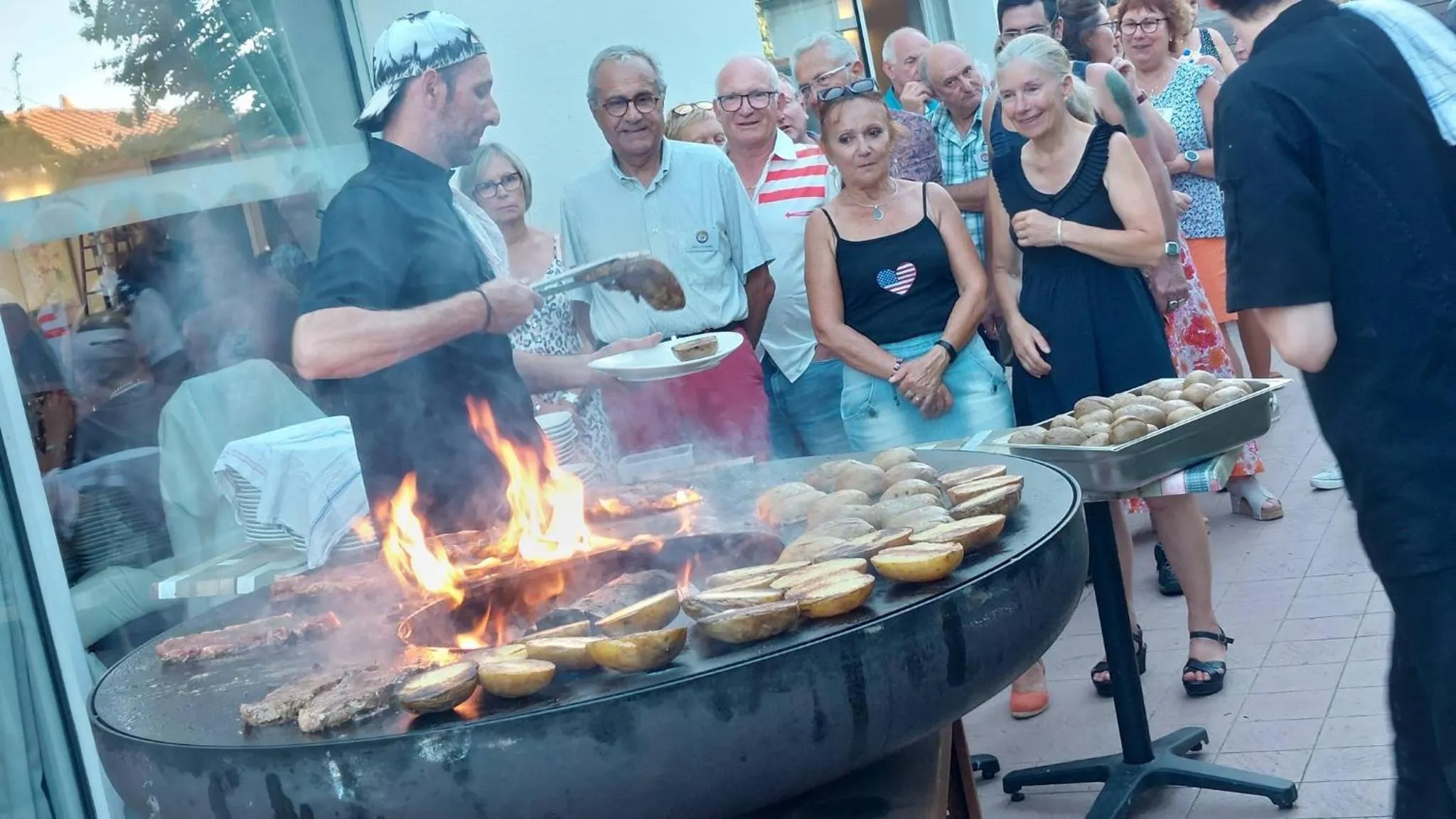 Evening entertainment in Logis Hôtel L'Air Marin