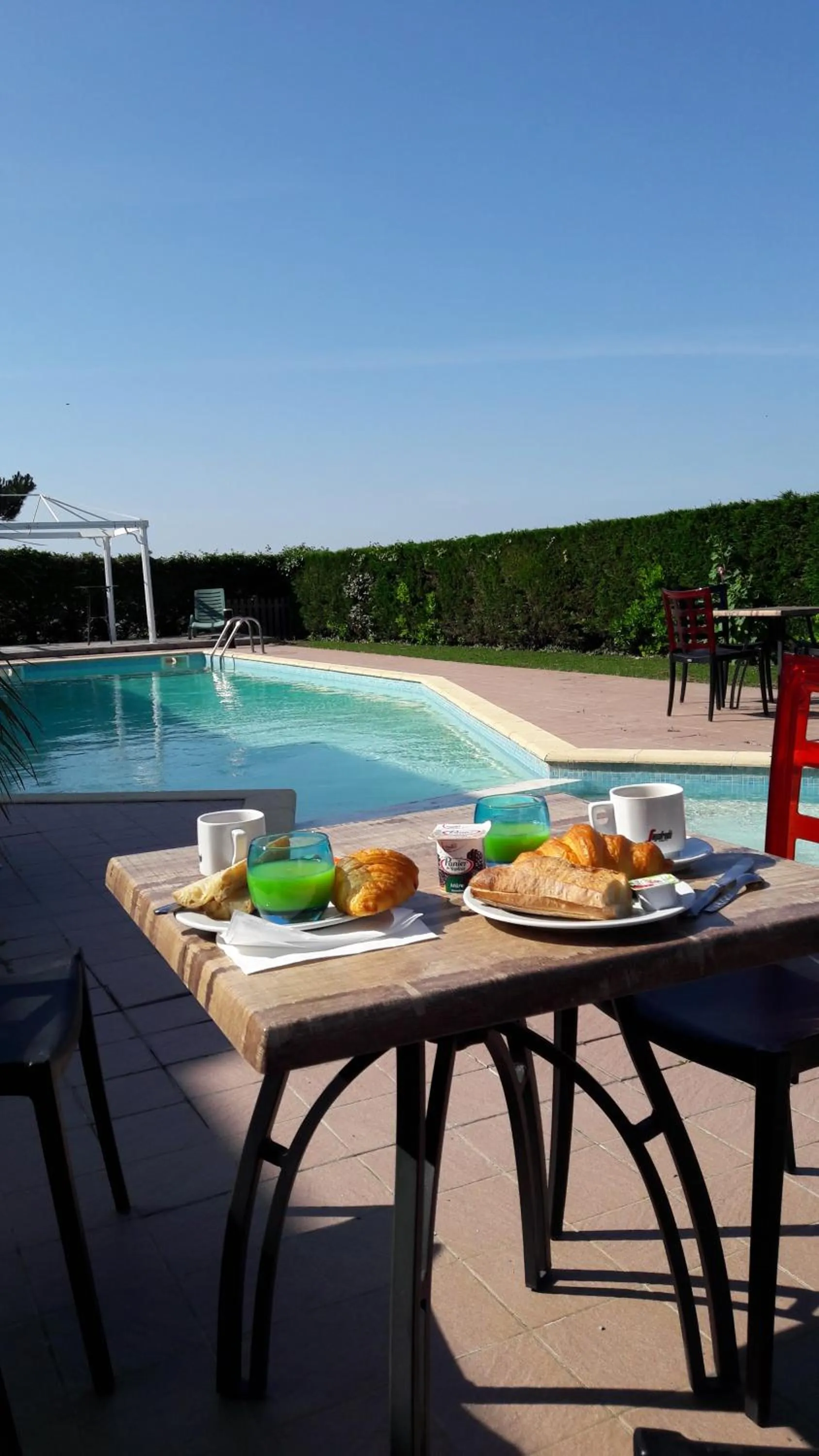 Swimming pool in Logis Hôtel L'Air Marin
