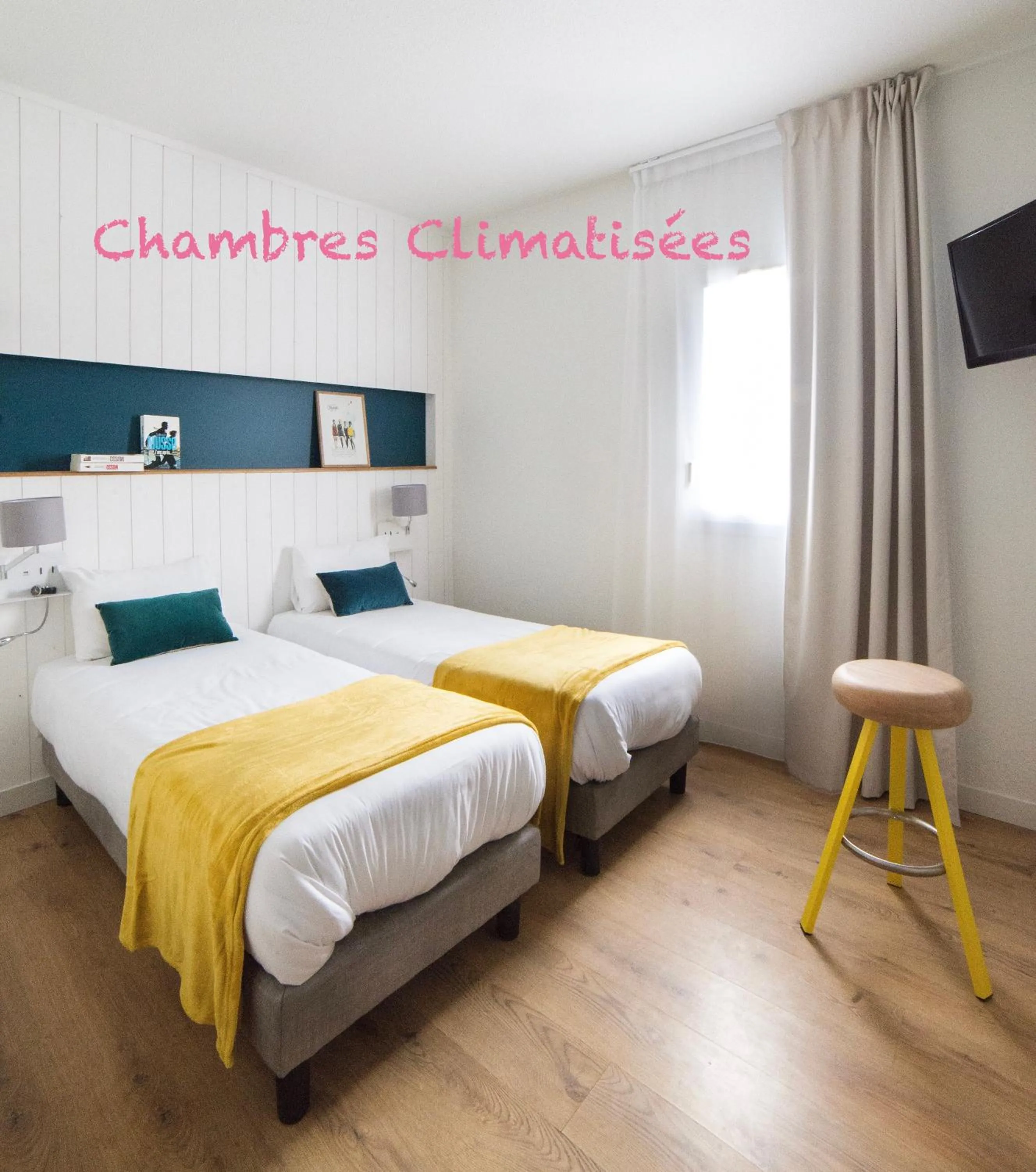 Bed in Logis Hôtel L'Air Marin