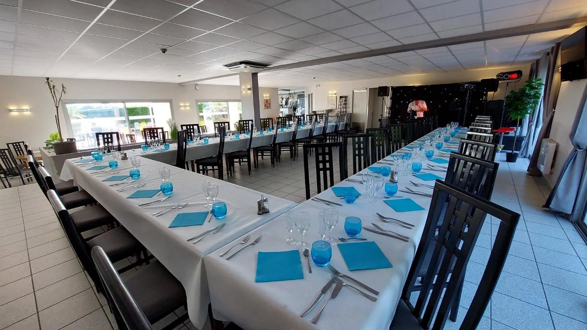 Evening entertainment in Logis Hôtel L'Air Marin