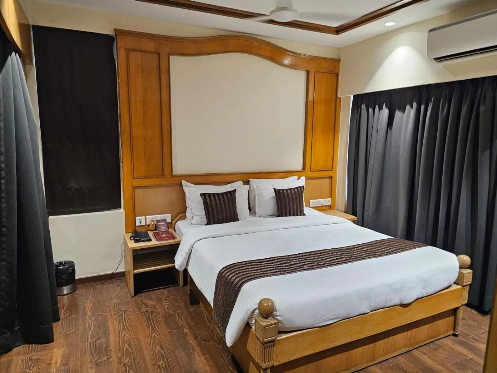 Bedroom, Bed in Mount Manor