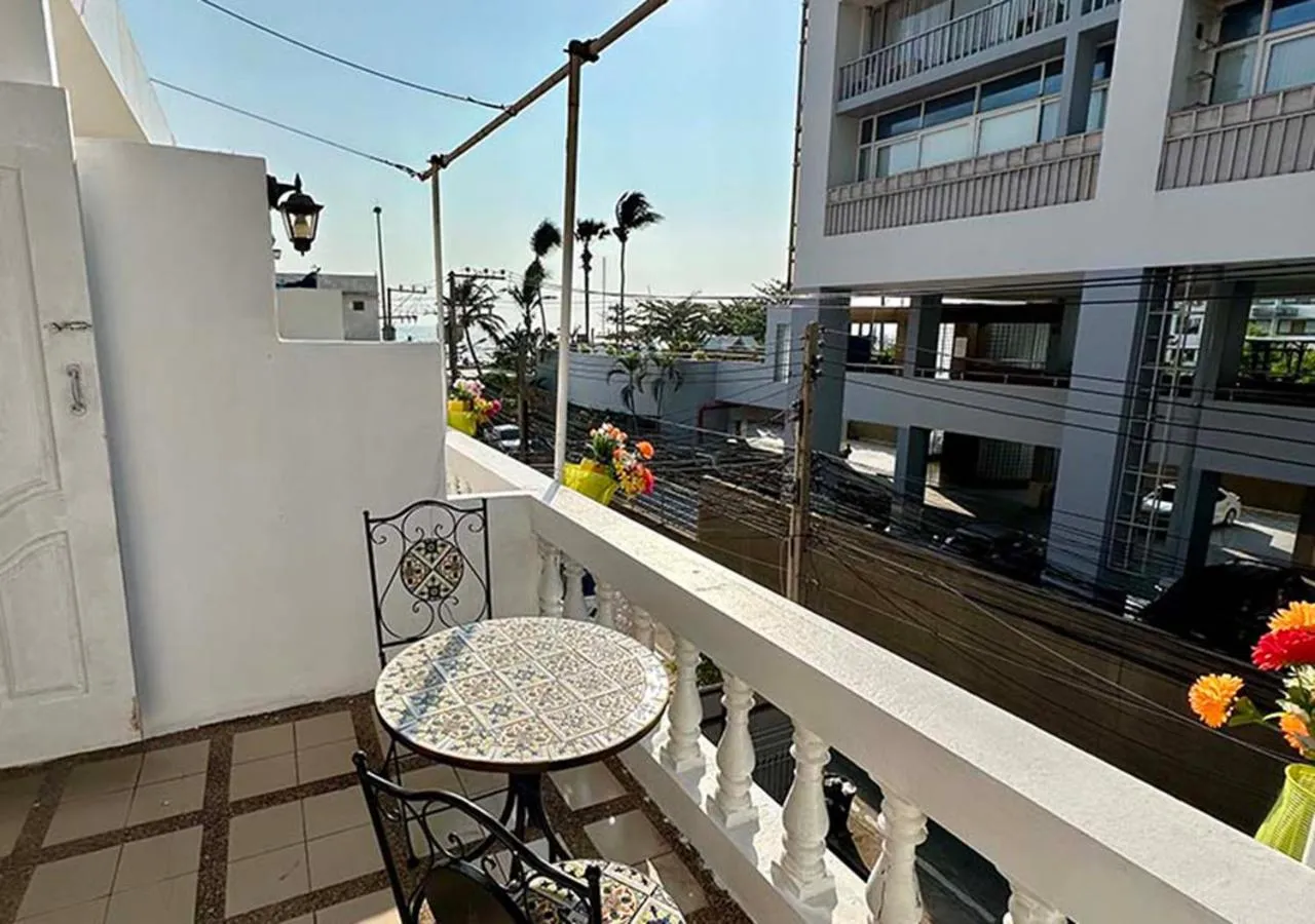 Day in Sea View Jomtien Guest House