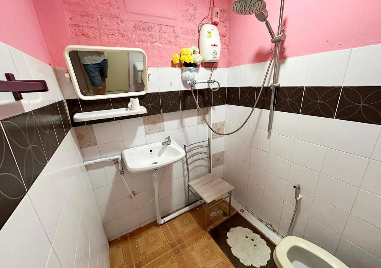 Shower in Sea View Jomtien Guest House