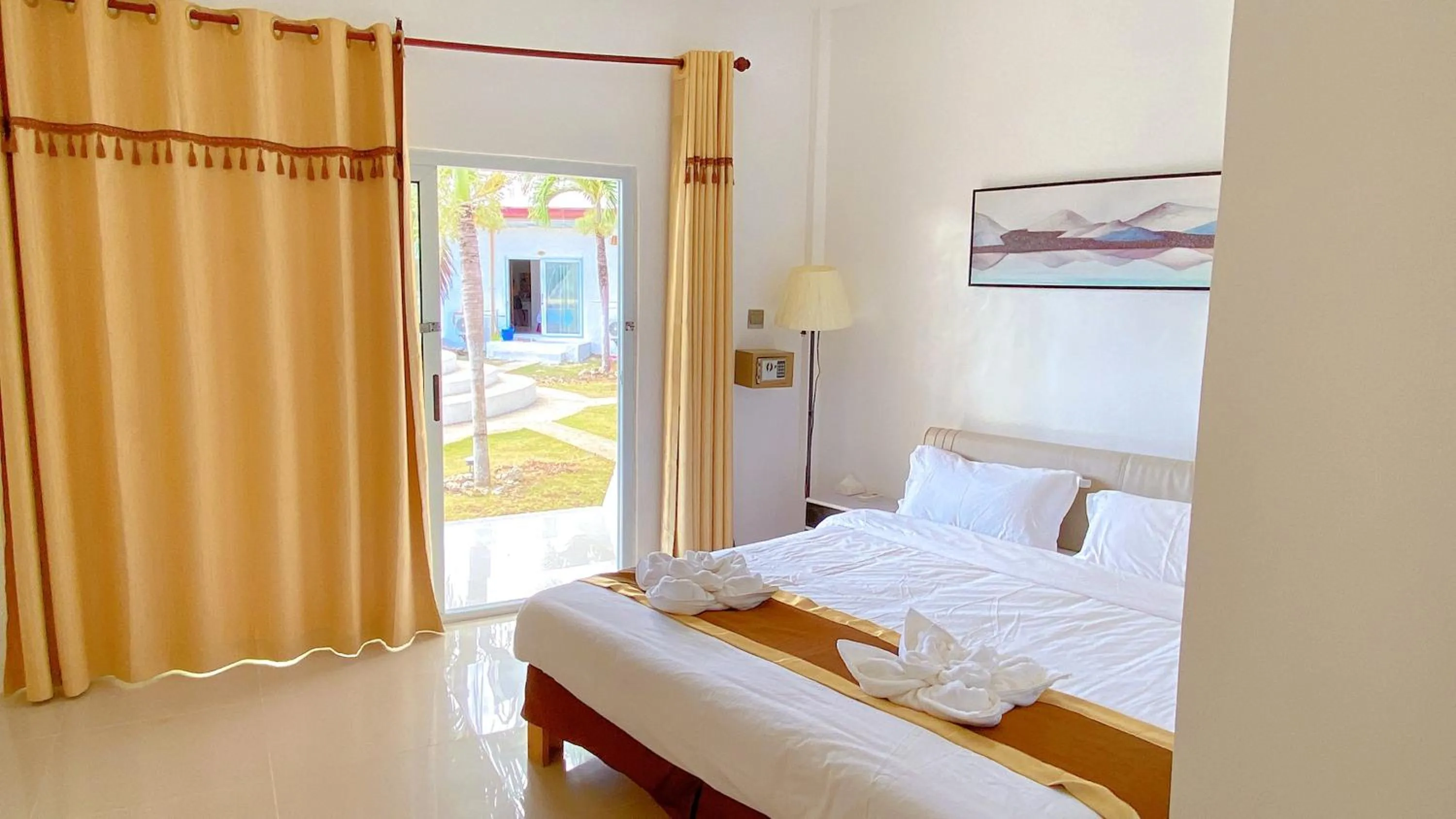 Bed in Green Mango Resort