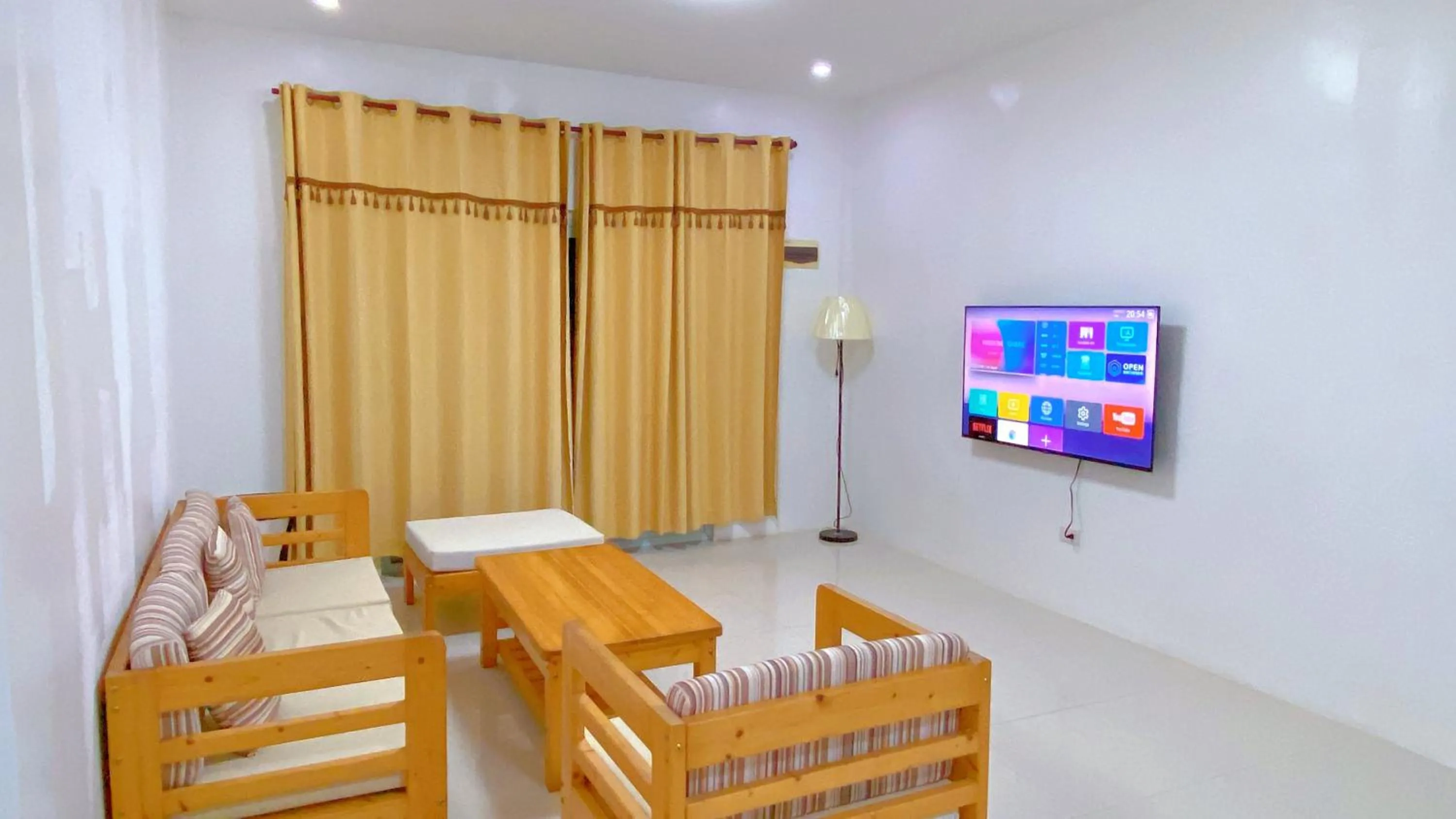 Communal lounge/ TV room, Bed in Green Mango Resort