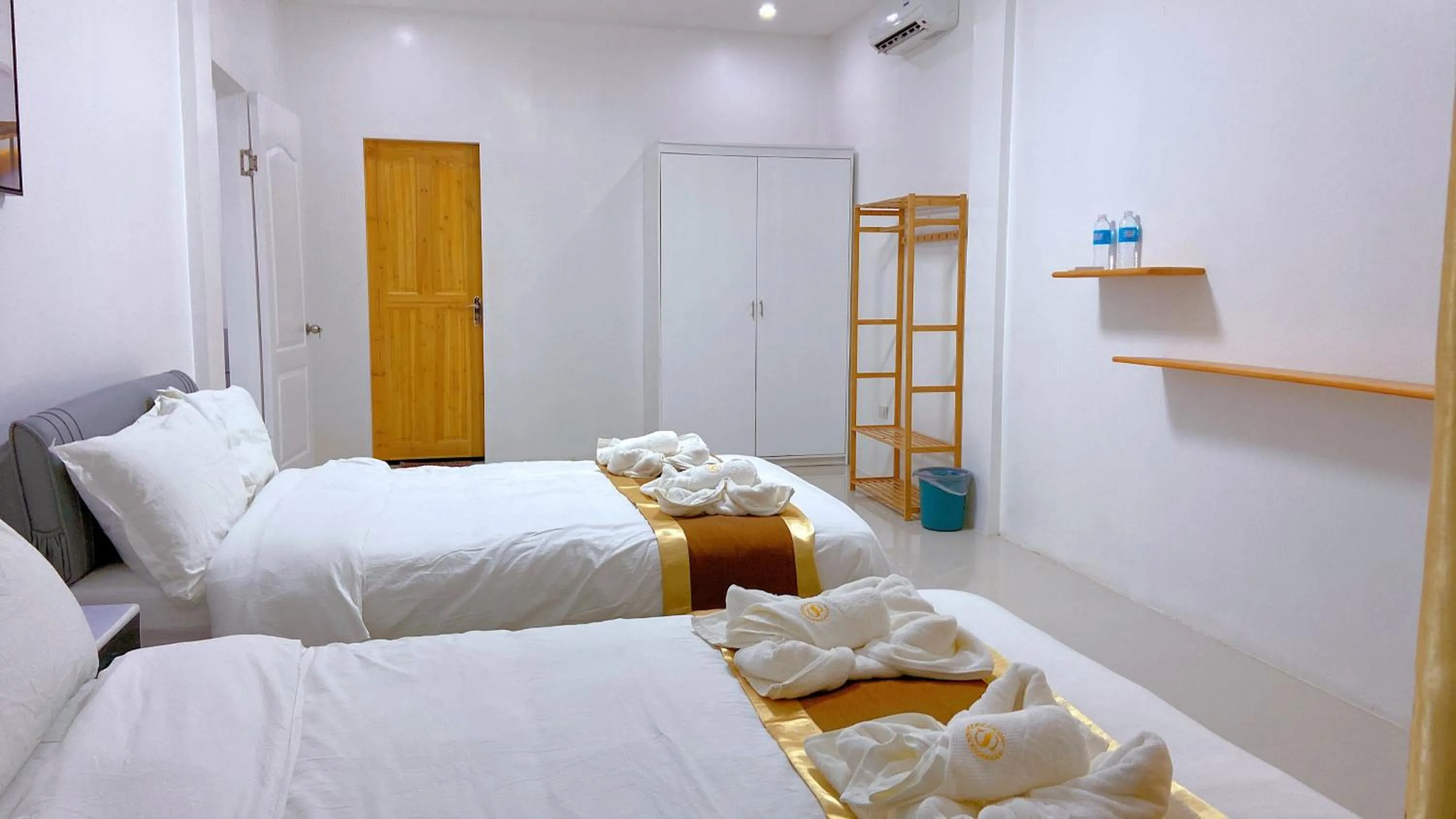 Photo of the whole room, Bed in Green Mango Resort