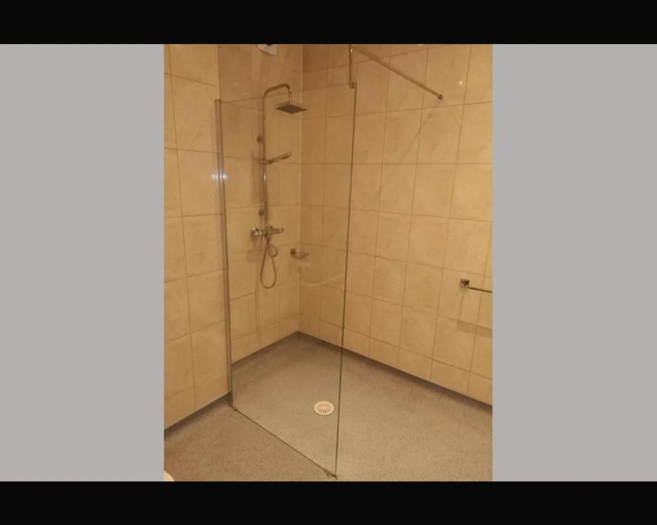 Bathroom in The R Inn Hotel