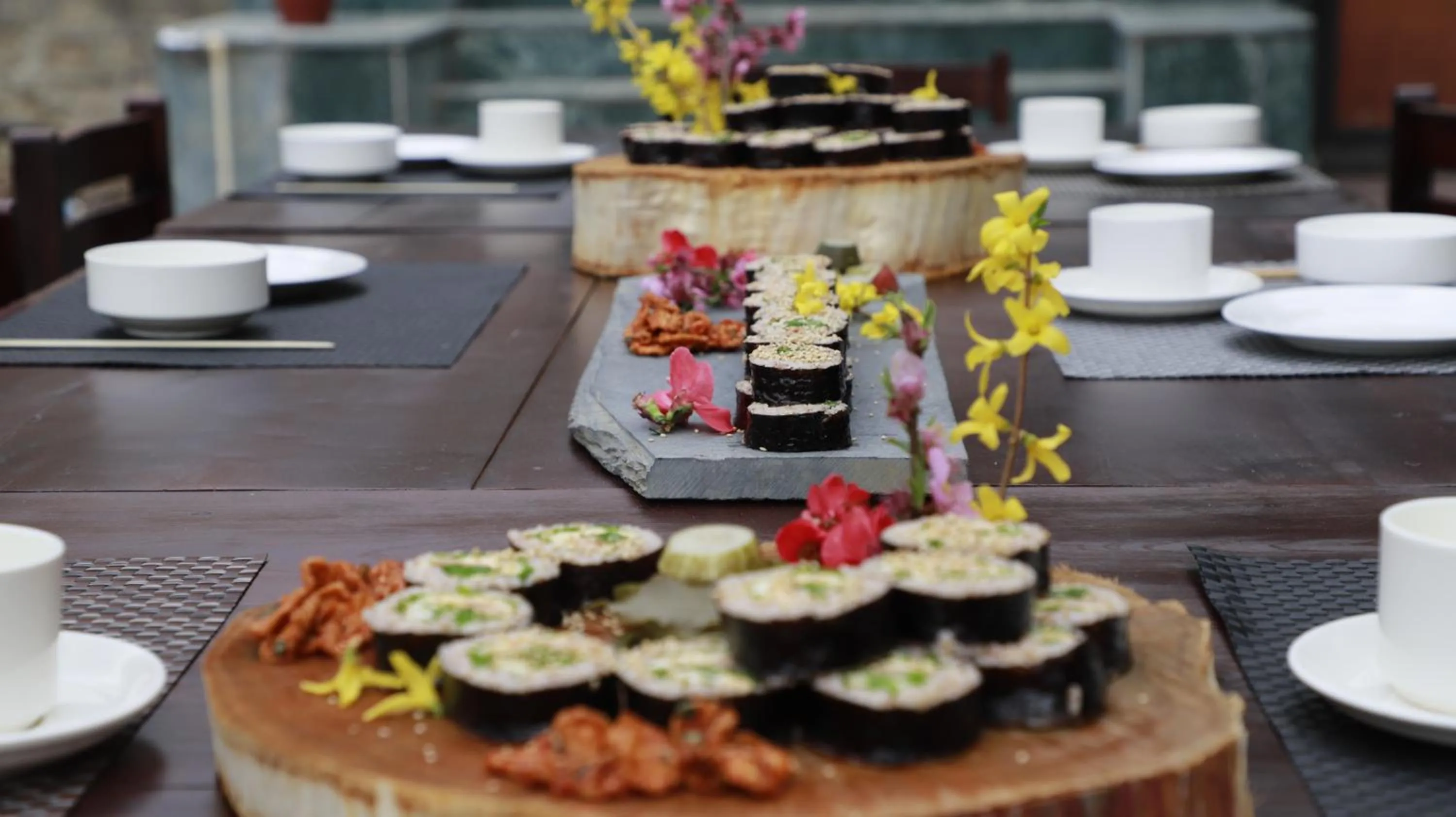 Restaurant/places to eat in Taktsangri-La