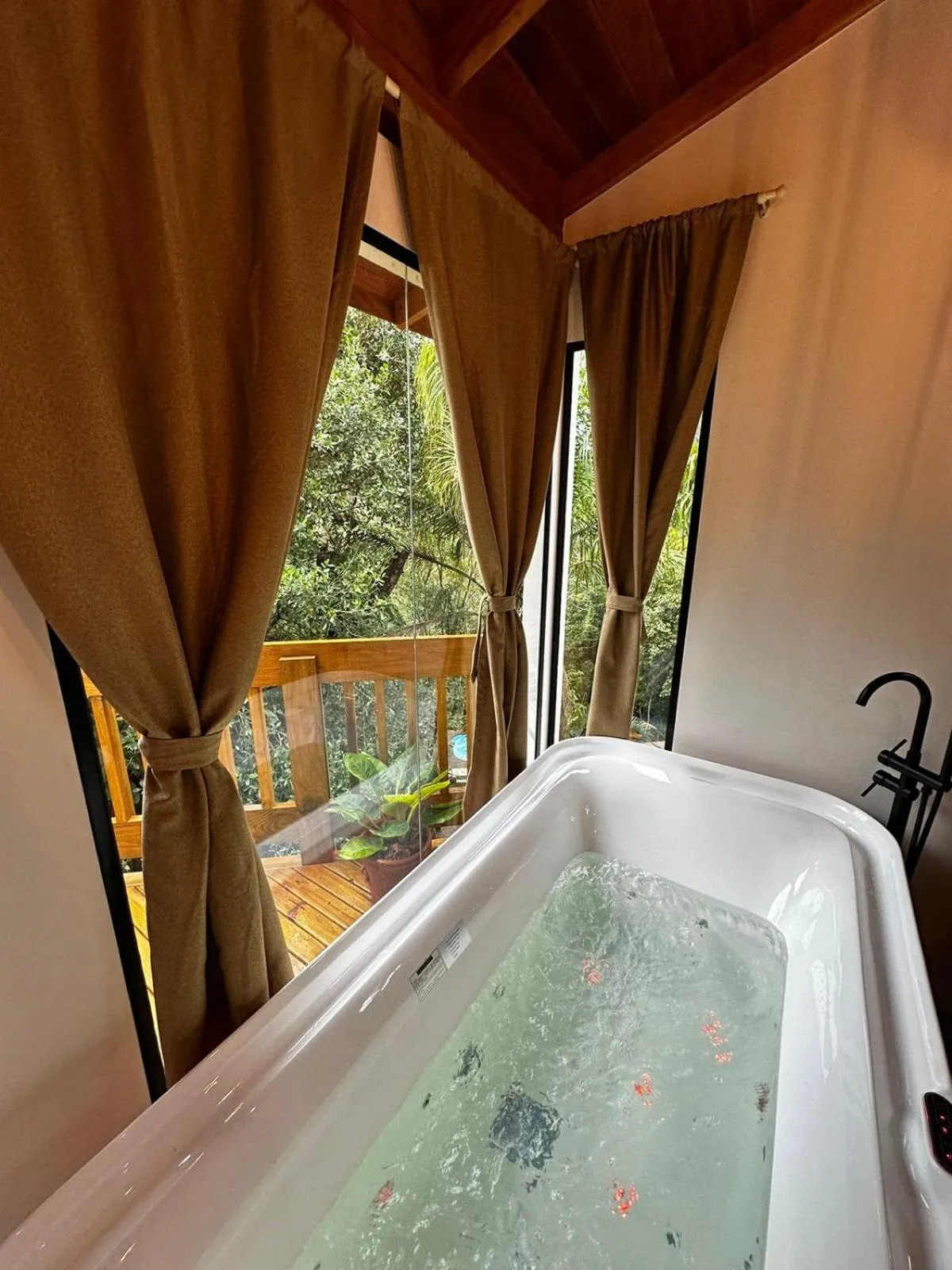 Hot Tub in Bombinhas Guest House