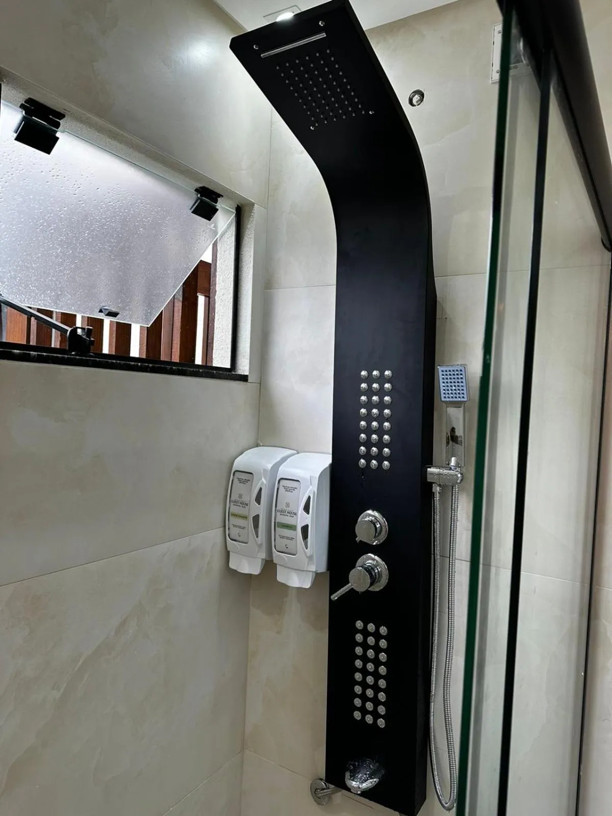 Shower in Bombinhas Guest House