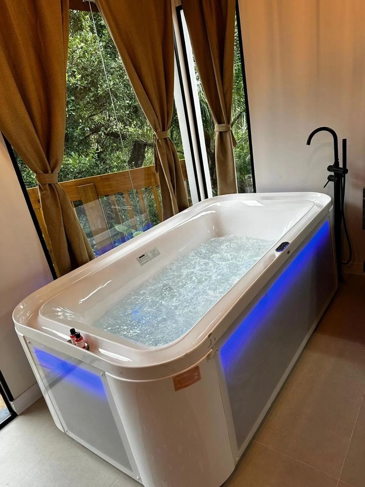Hot Tub in Bombinhas Guest House