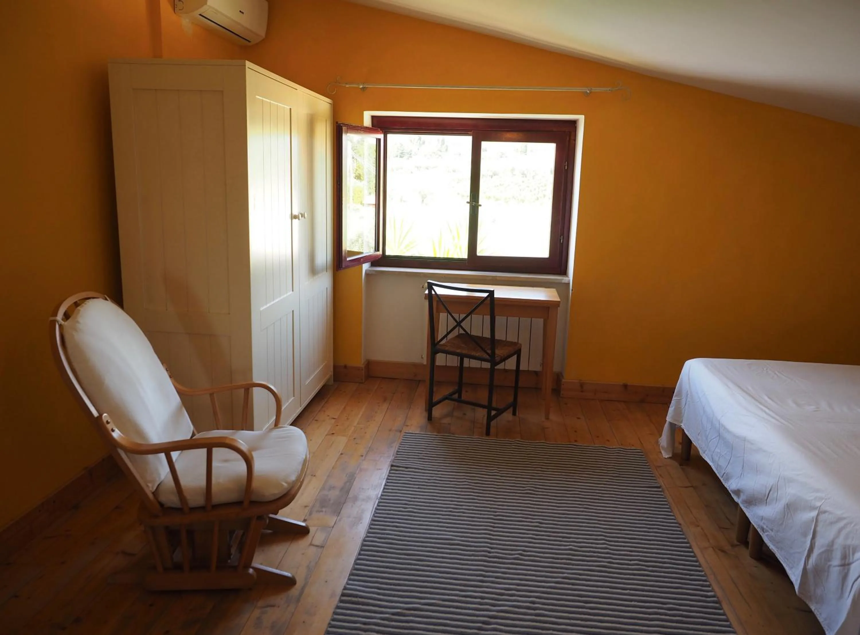 Photo of the whole room, Bed in Chez Raz B&B