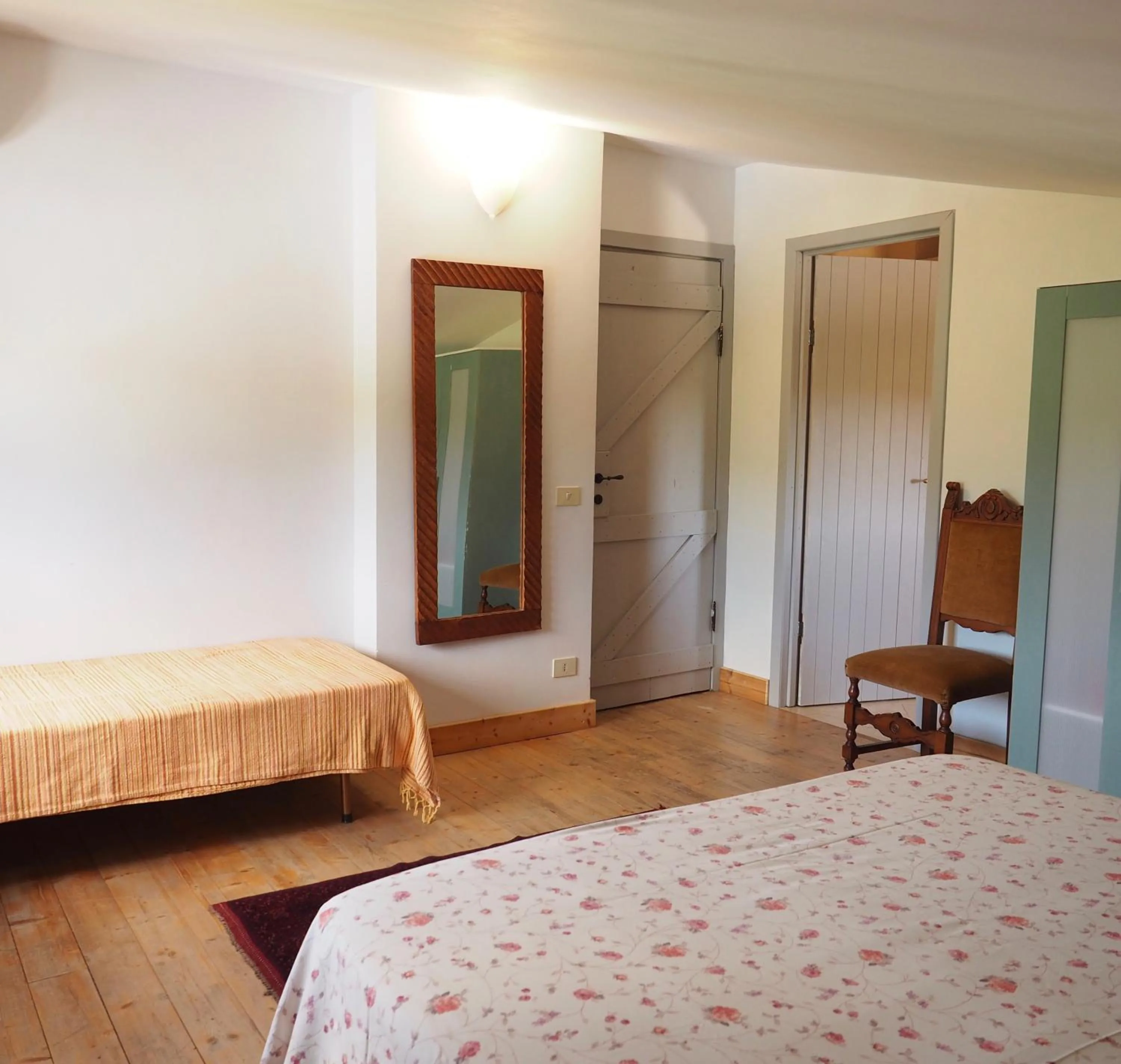 Photo of the whole room, Bed in Chez Raz B&B