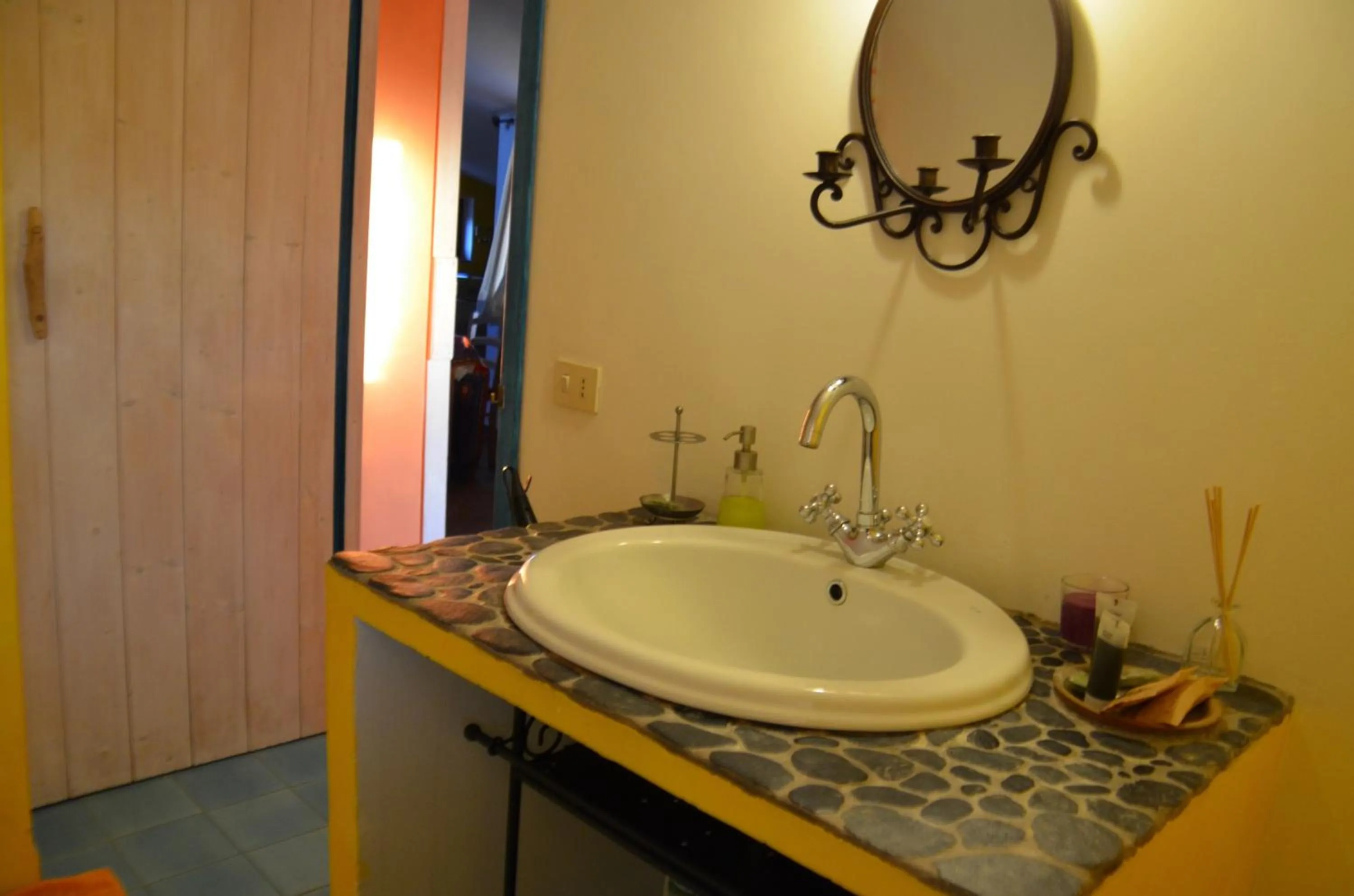 Bathroom in Chez Raz B&B
