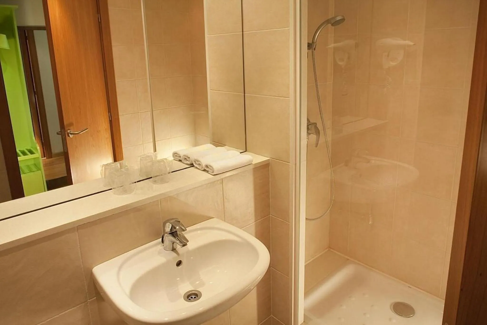 Shower in Travelodge BCN Cornella Fira