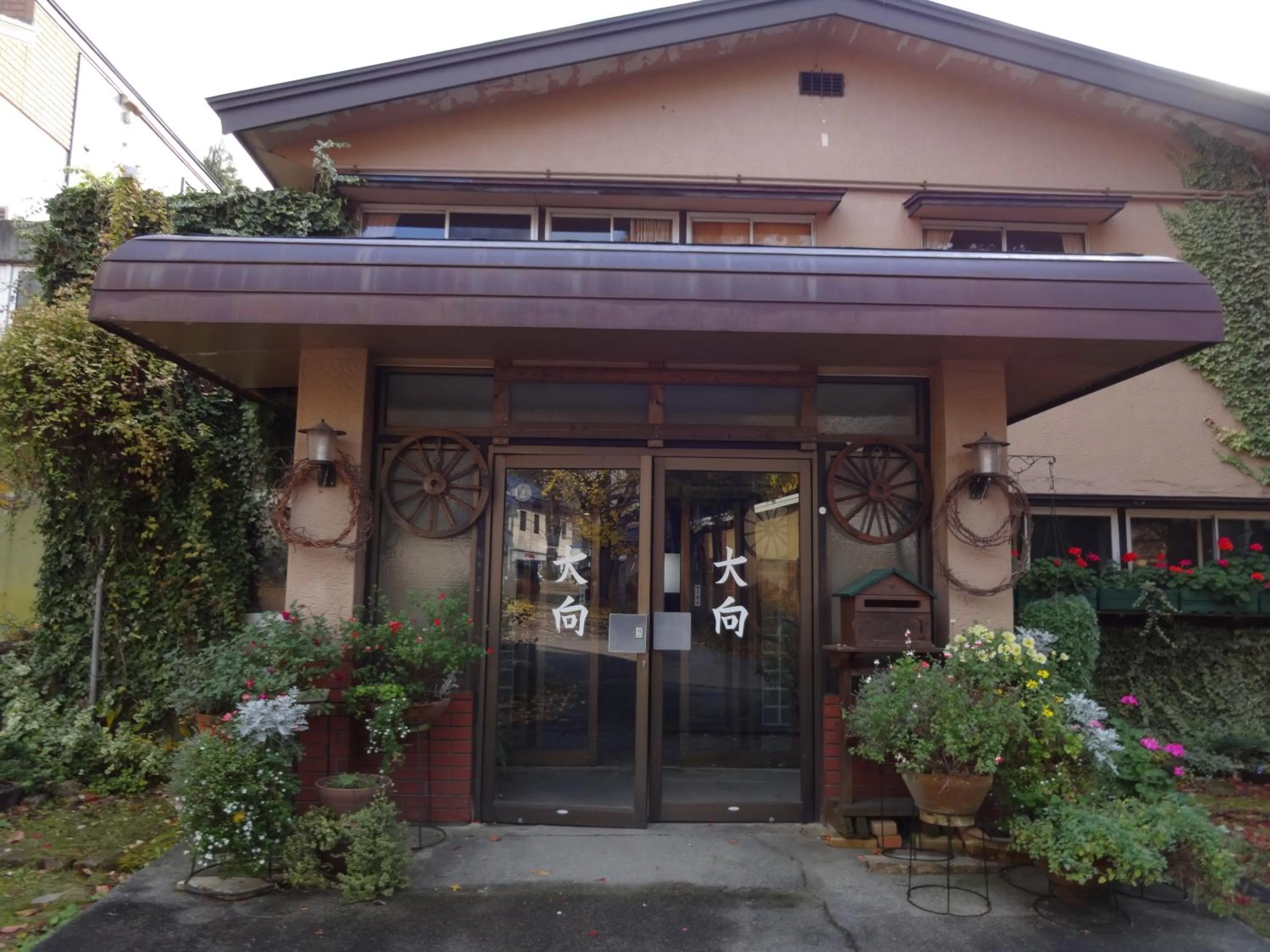 Facade/entrance in Oomukou Ryokan