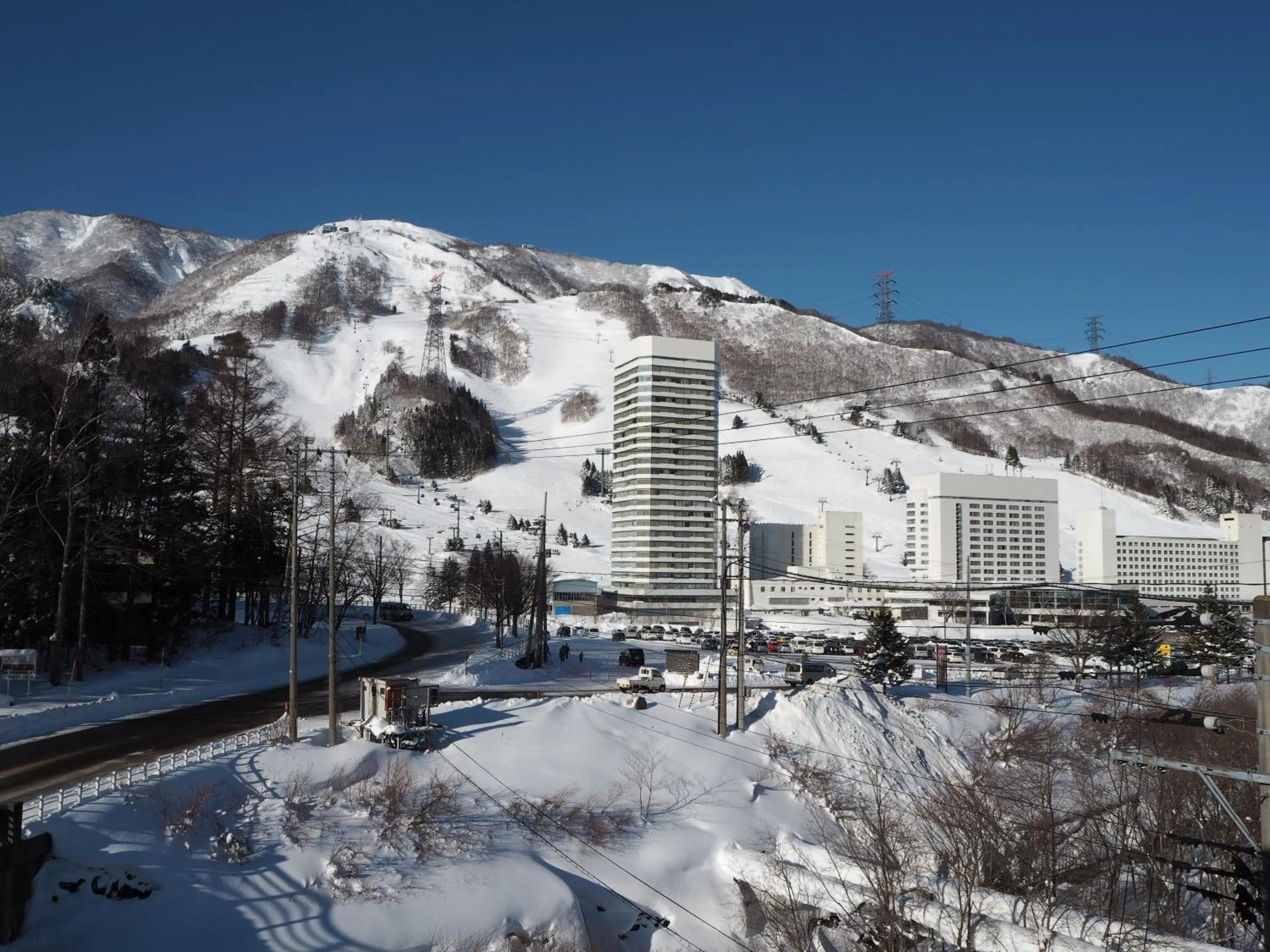 Skiing in Ouji Penshon Naeba