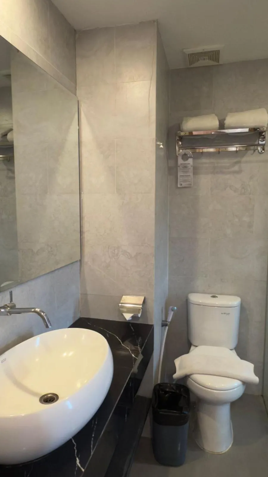 Toilet in Azana Style Hotel Tulungagung