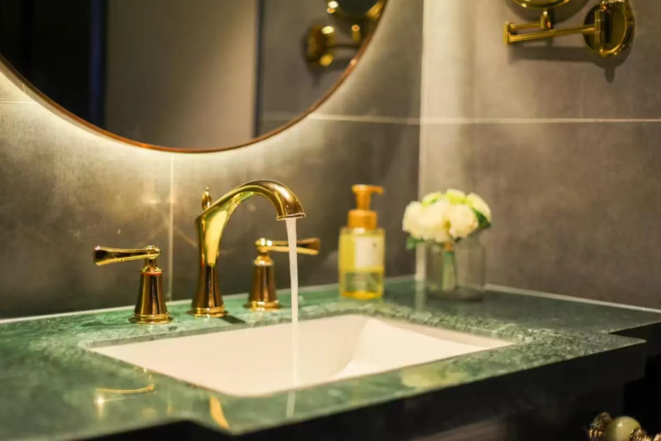 Toilet in Crystal Orange Hotel - Shanghai The Bund Jinling East Road