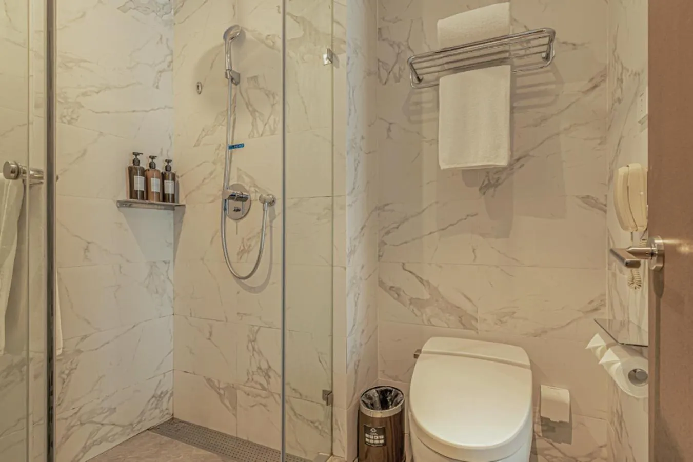 Toilet in Crystal Orange Hotel - Shanghai The Bund Jinling East Road