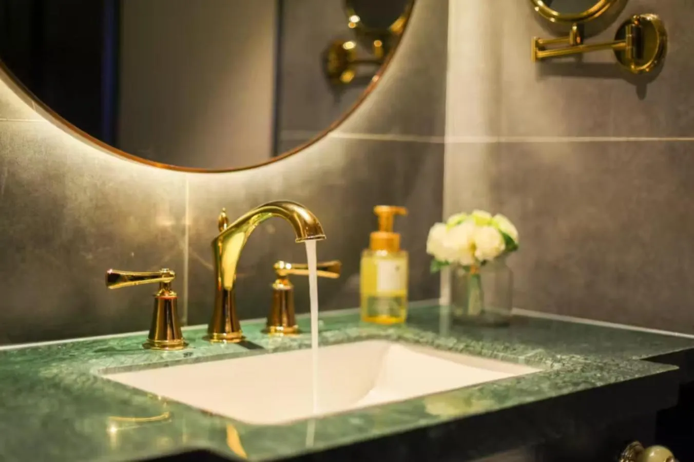 Toilet in Crystal Orange Hotel - Shanghai The Bund Jinling East Road