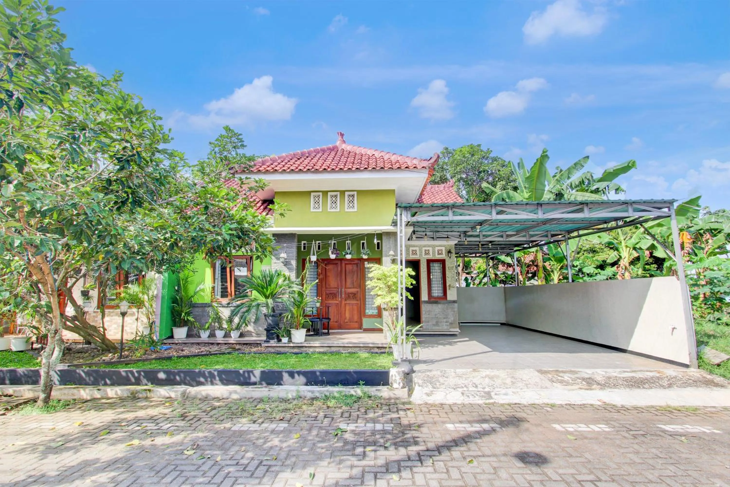 Facade/entrance in Hotel O Homestay Koe Syariah