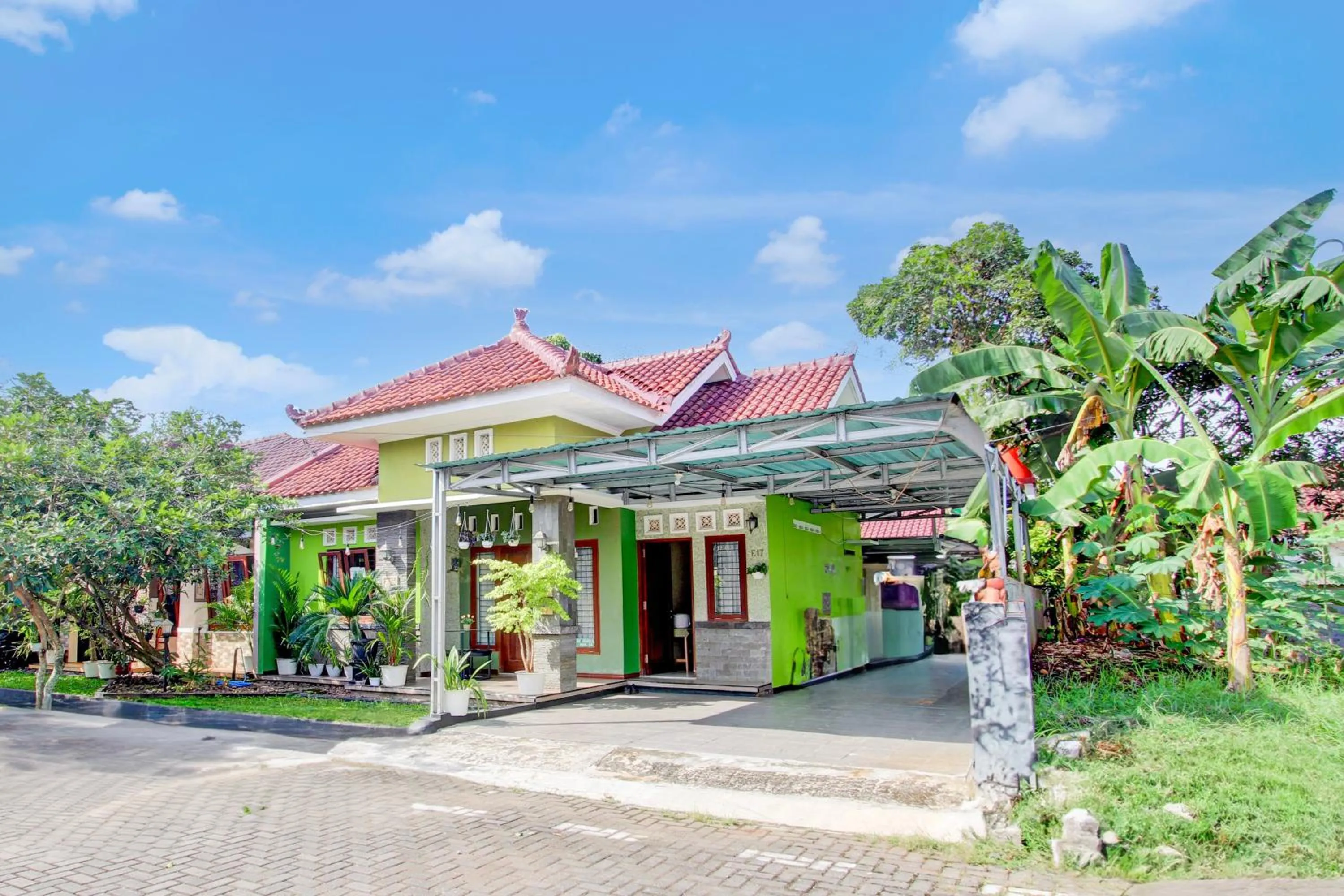 Facade/entrance in Hotel O Homestay Koe Syariah