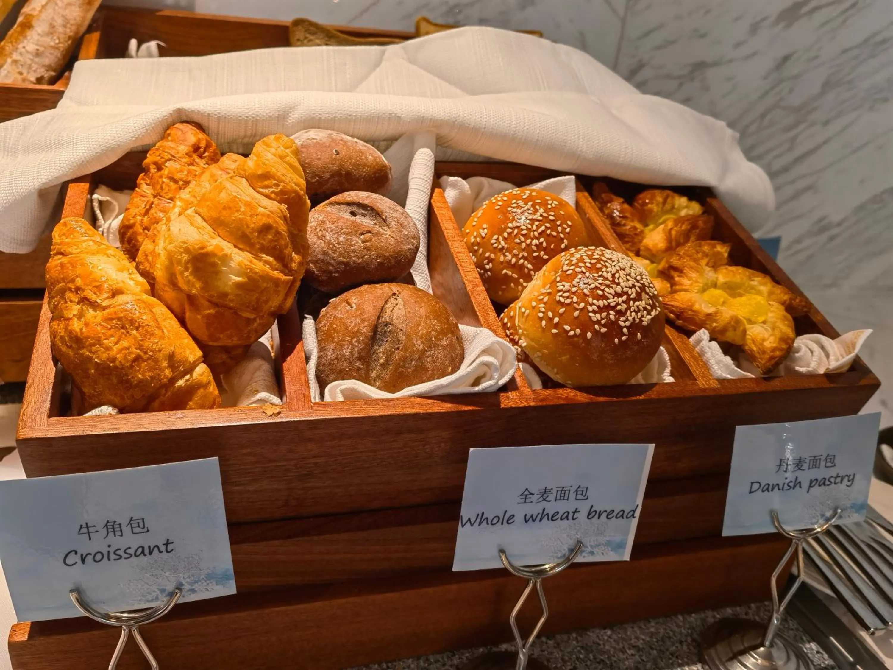 L Snow Supreme Hotel