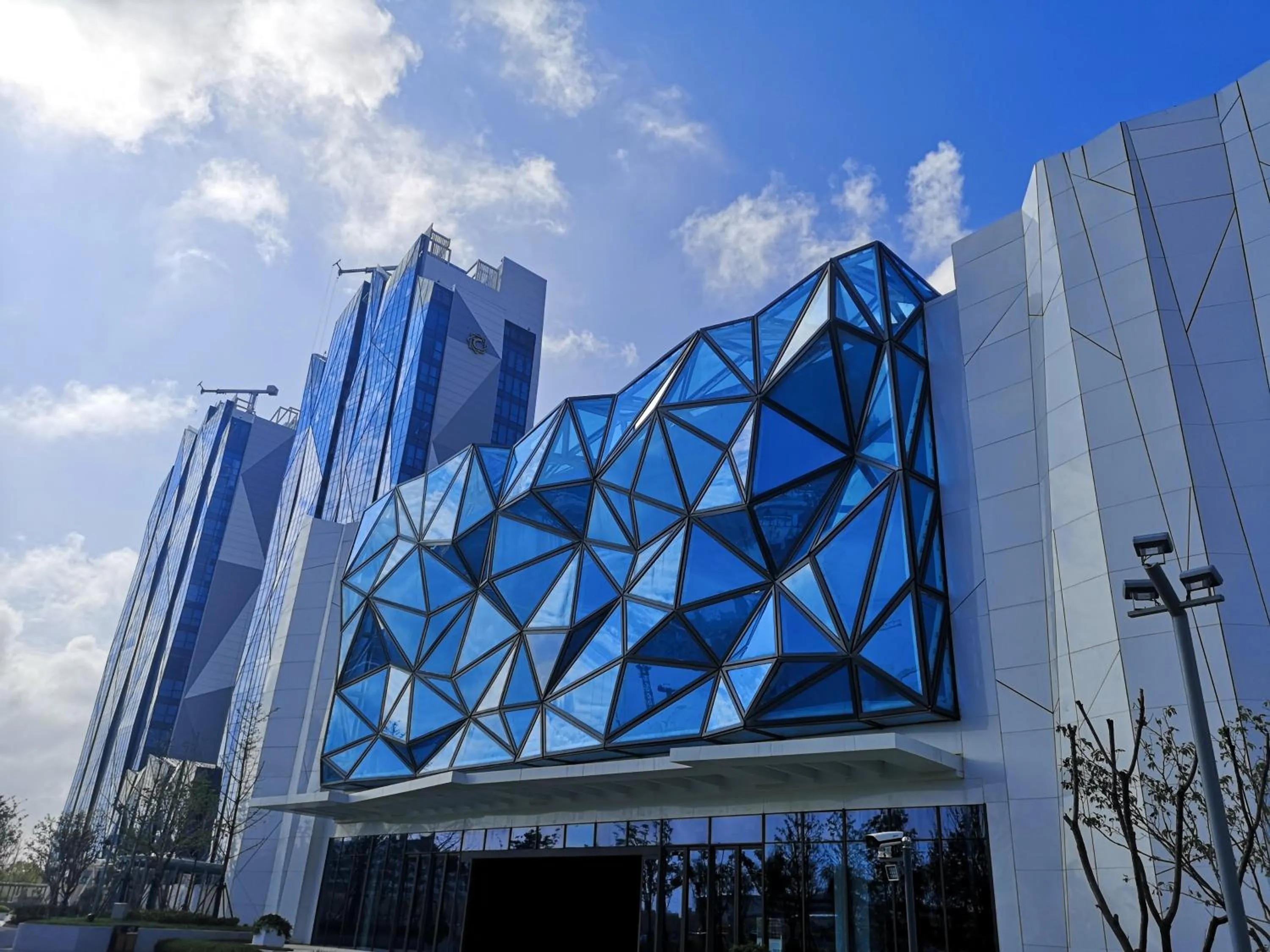 L Snow Supreme Hotel