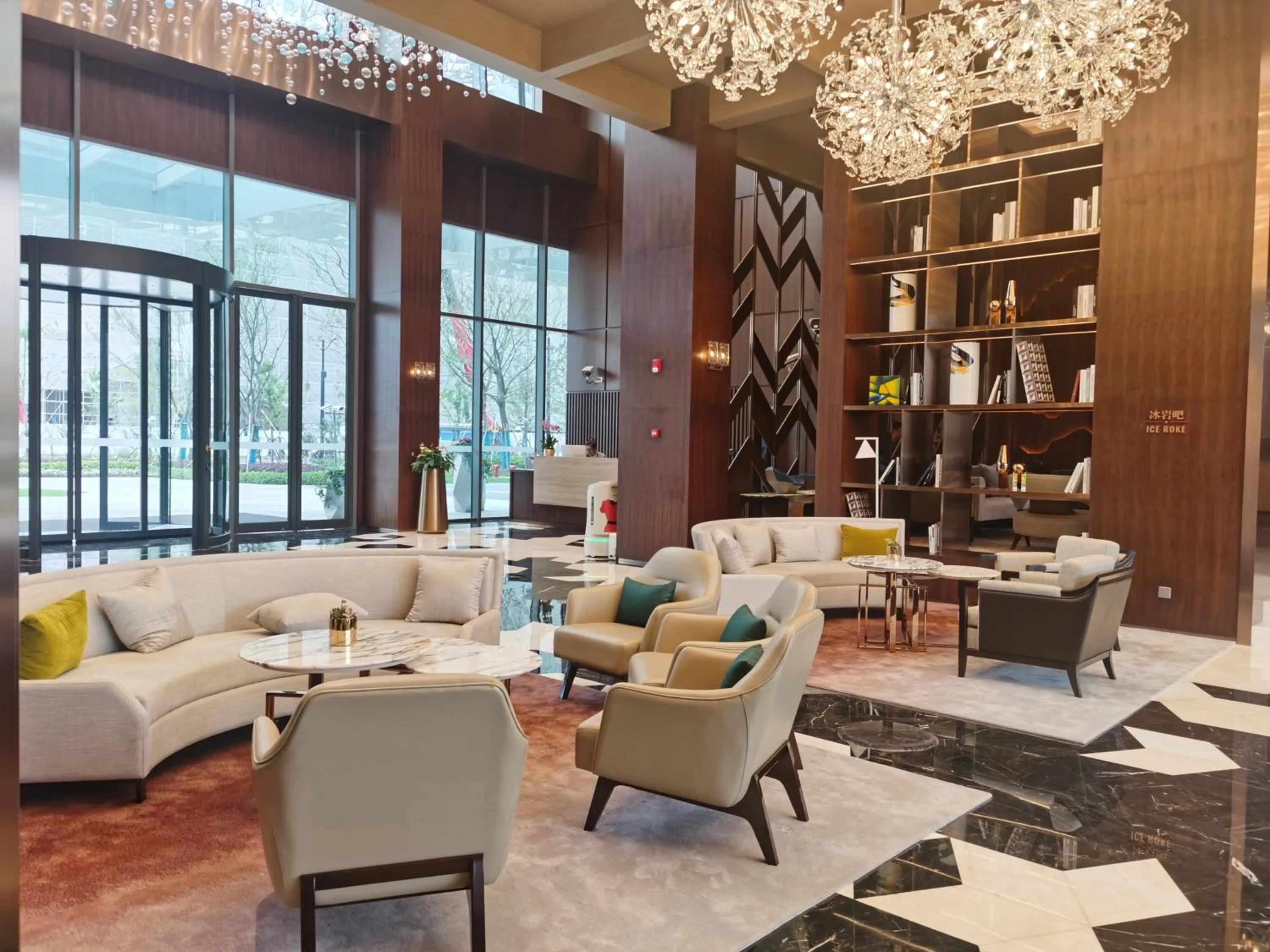 L Snow Supreme Hotel