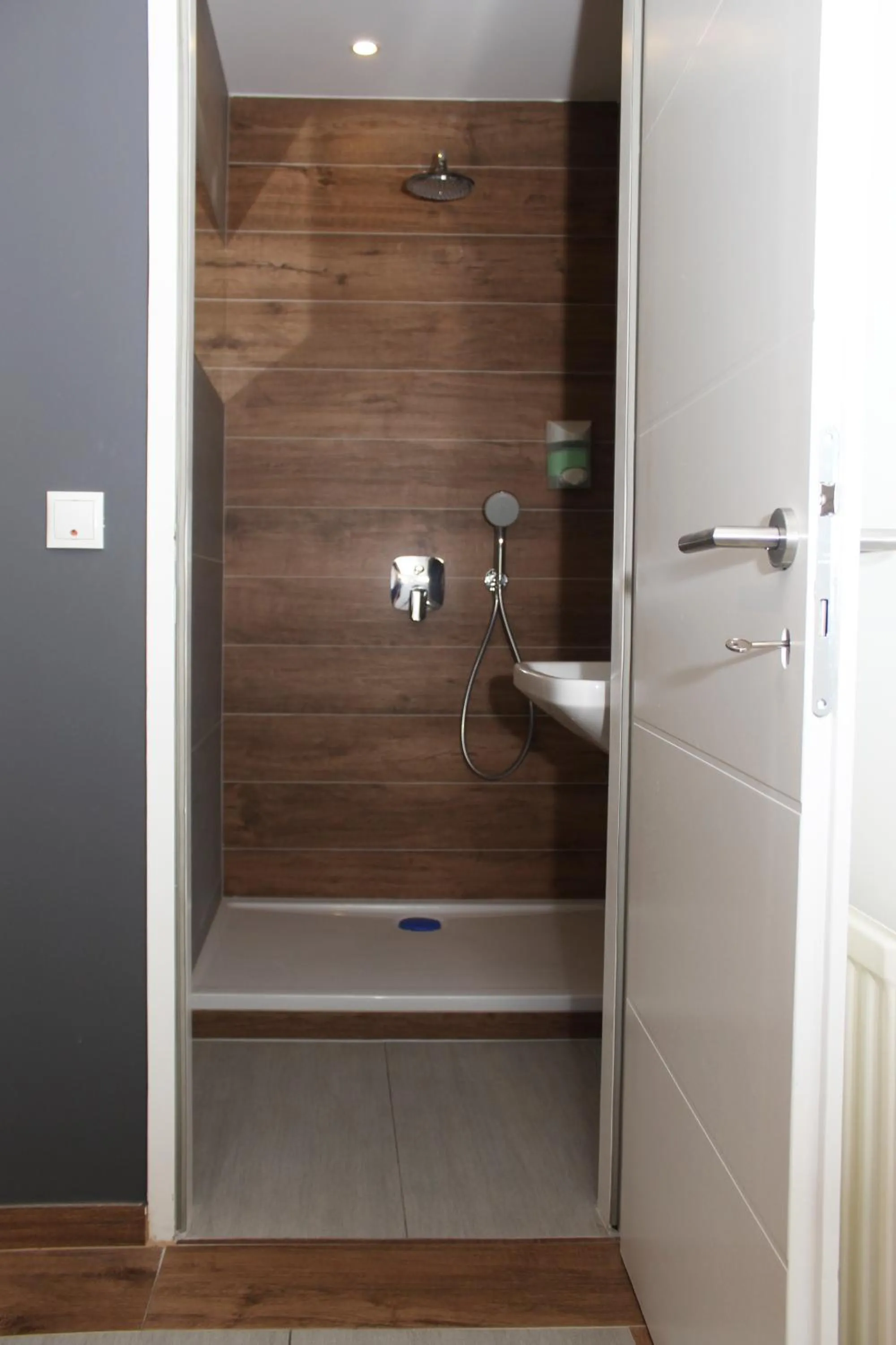 Shower in Christiano Apartments 1060 CITY