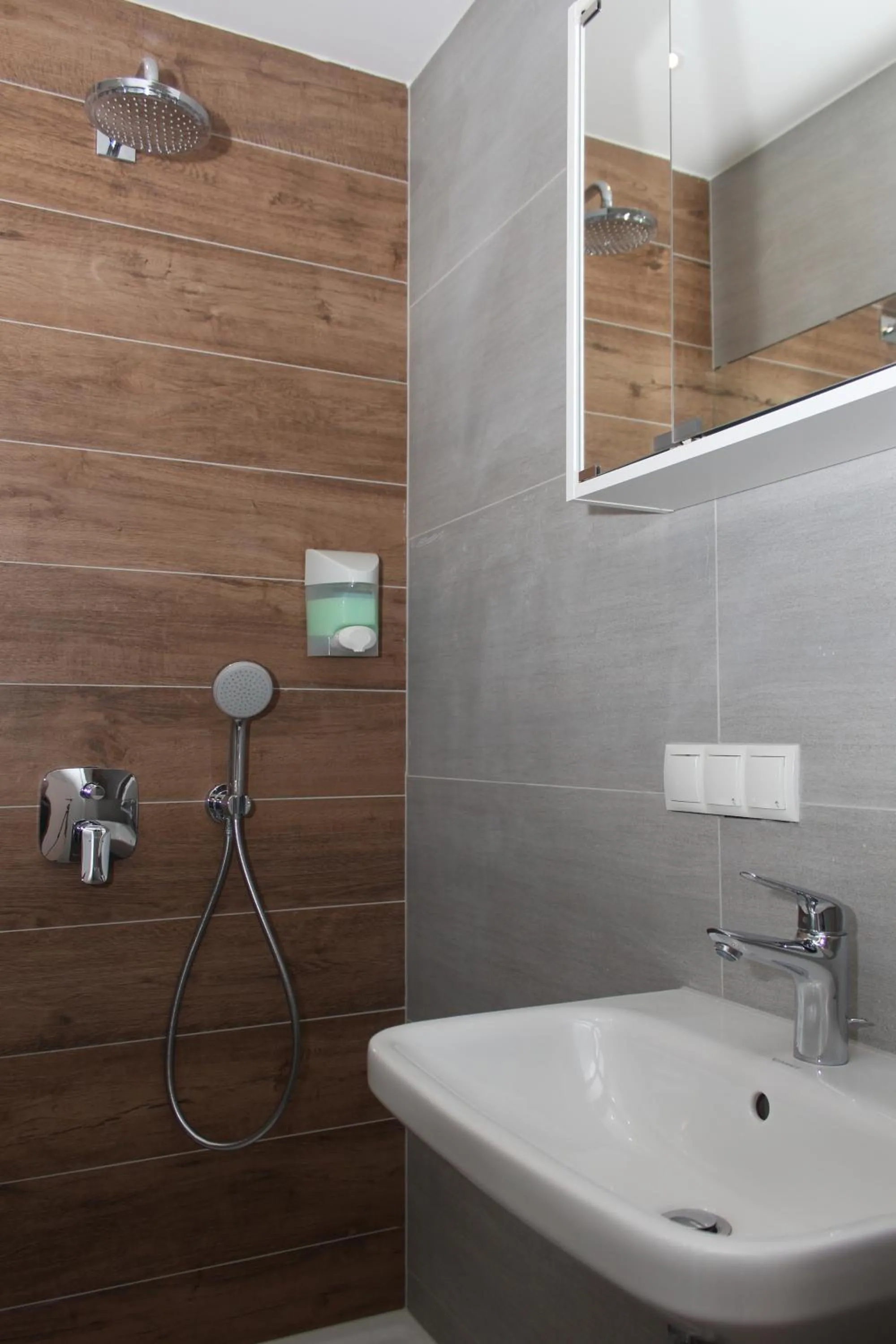Shower in Christiano Apartments 1060 CITY