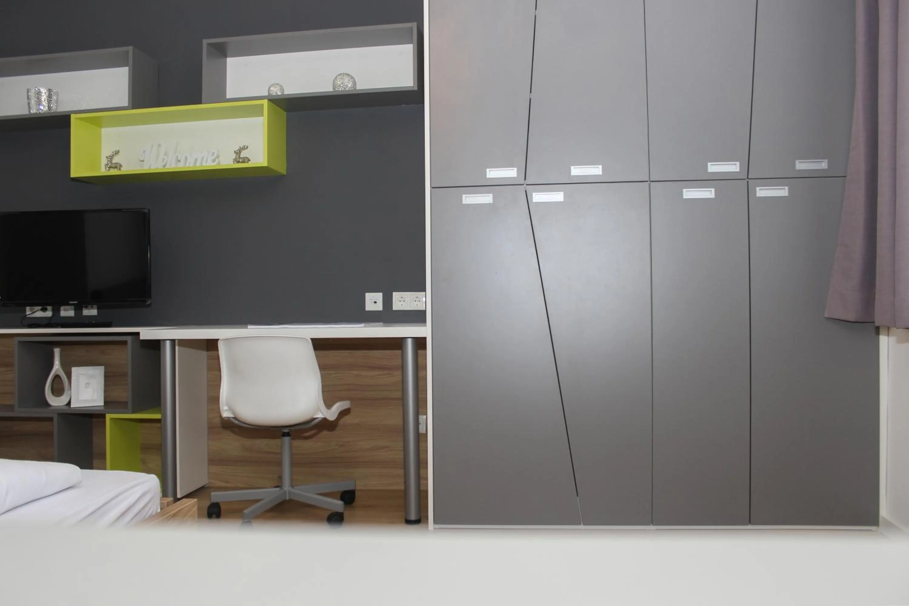 TV and multimedia in Christiano Apartments 1060 CITY