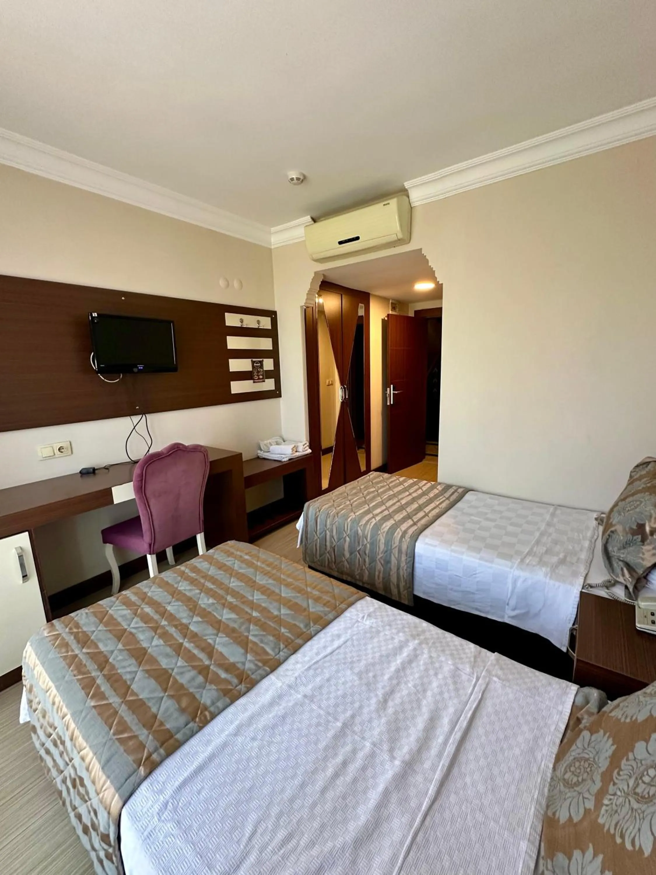 Communal lounge/ TV room, Bed in Hotel Avci