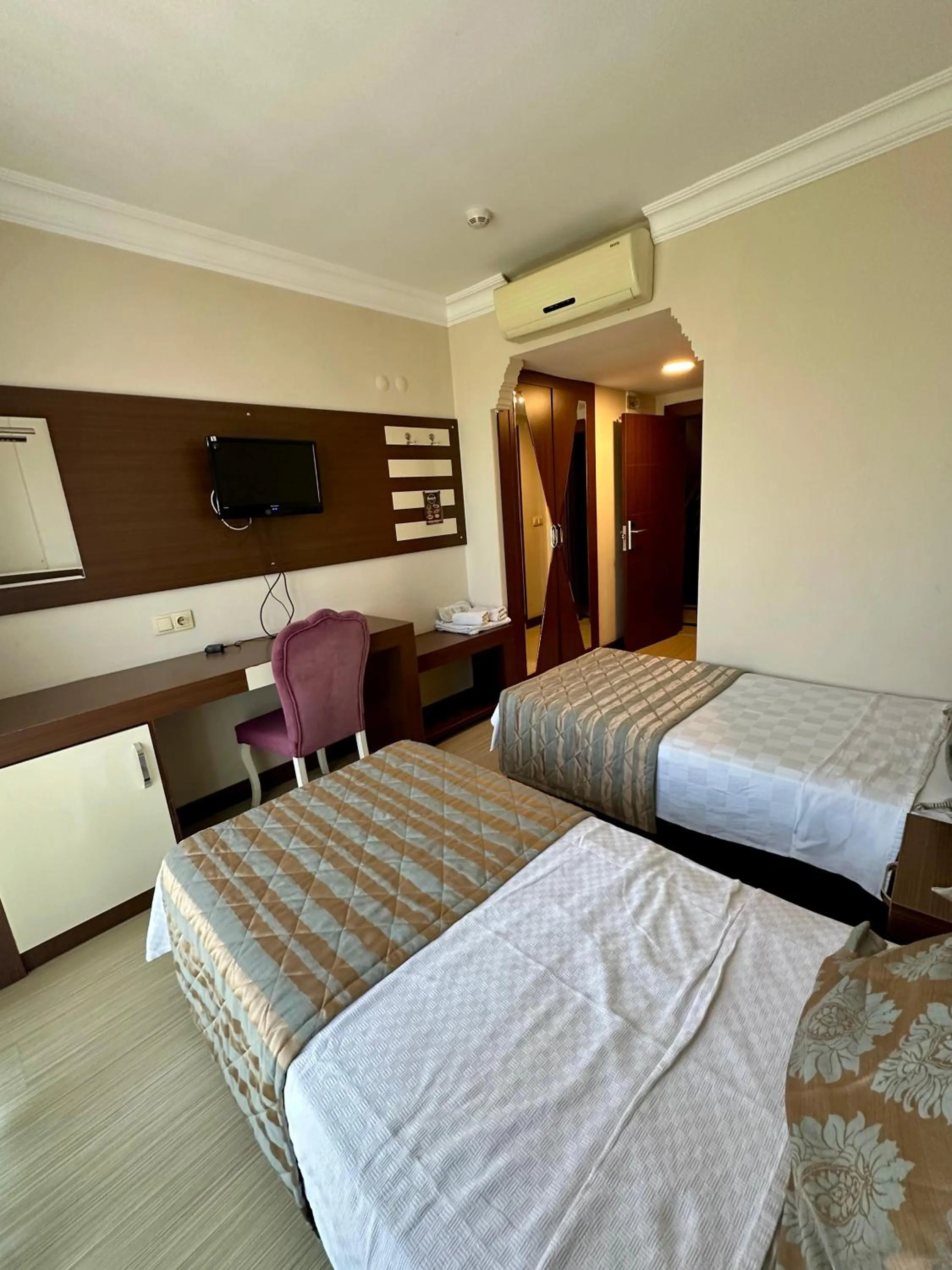 Communal lounge/ TV room, Bed in Hotel Avci